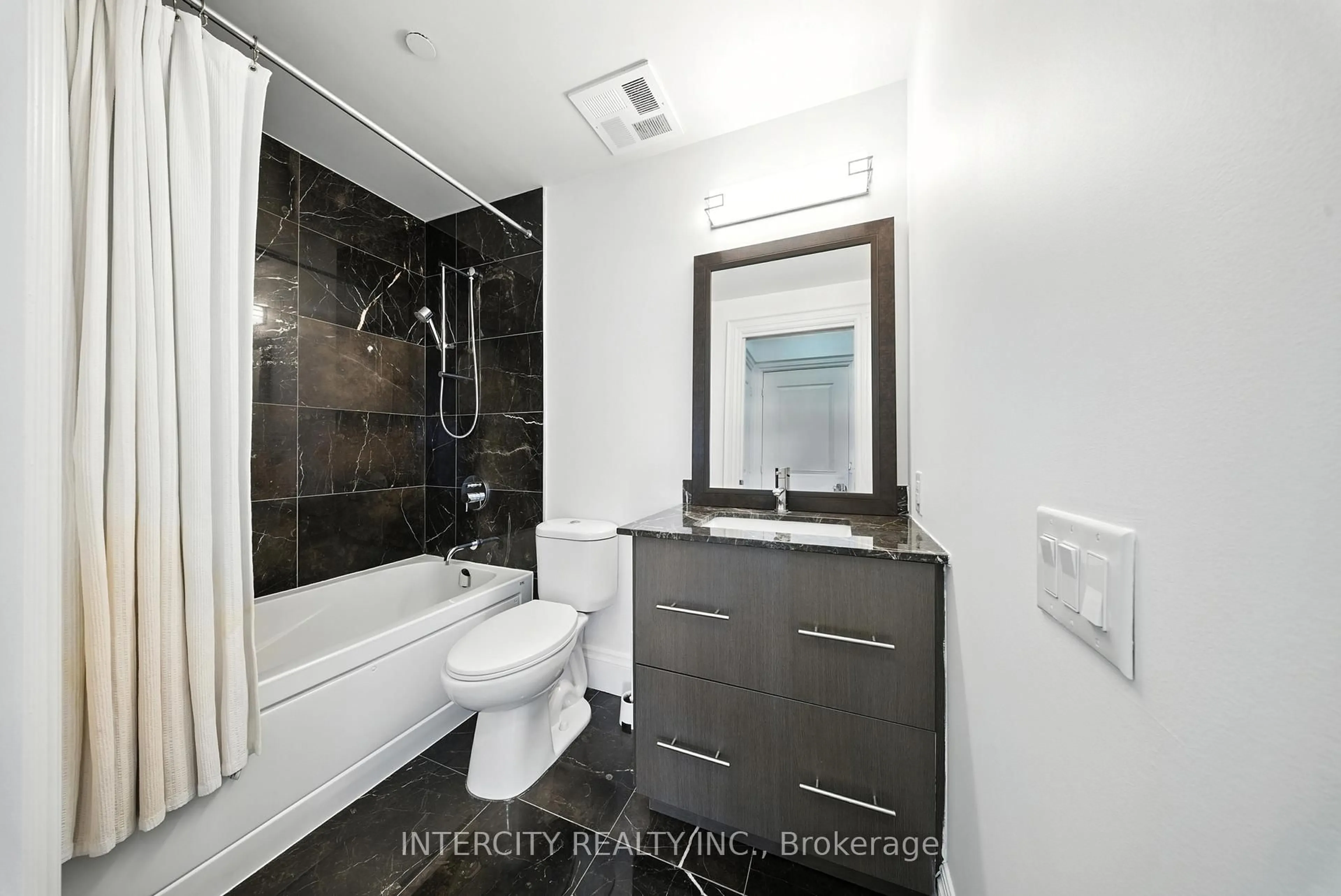 Standard bathroom, ceramic/tile floor for 7608 Yonge St #PH15, Vaughan Ontario L4J 0J5