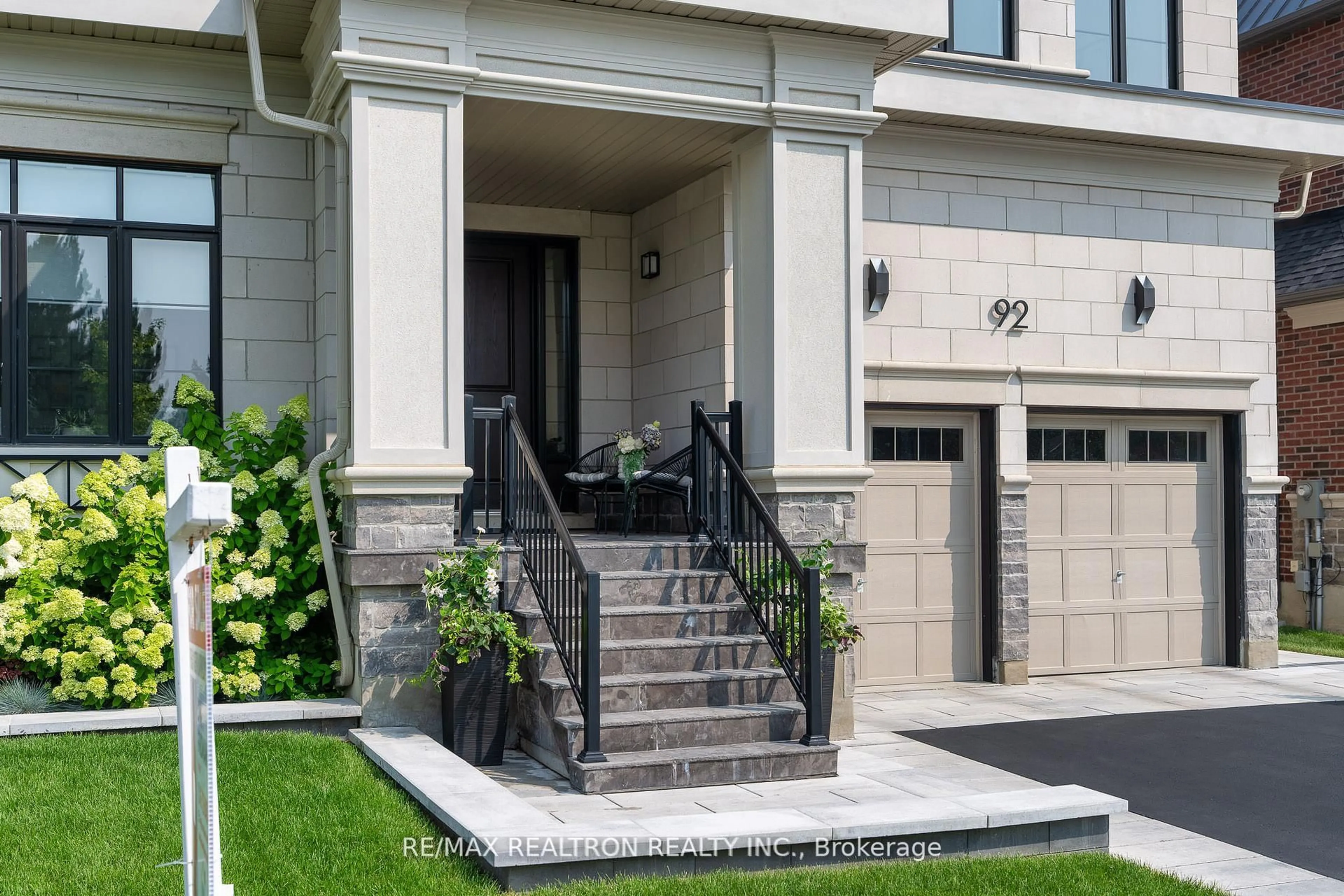 Indoor entryway for 92 Klees Cres, Aurora Ontario L4G 3W8