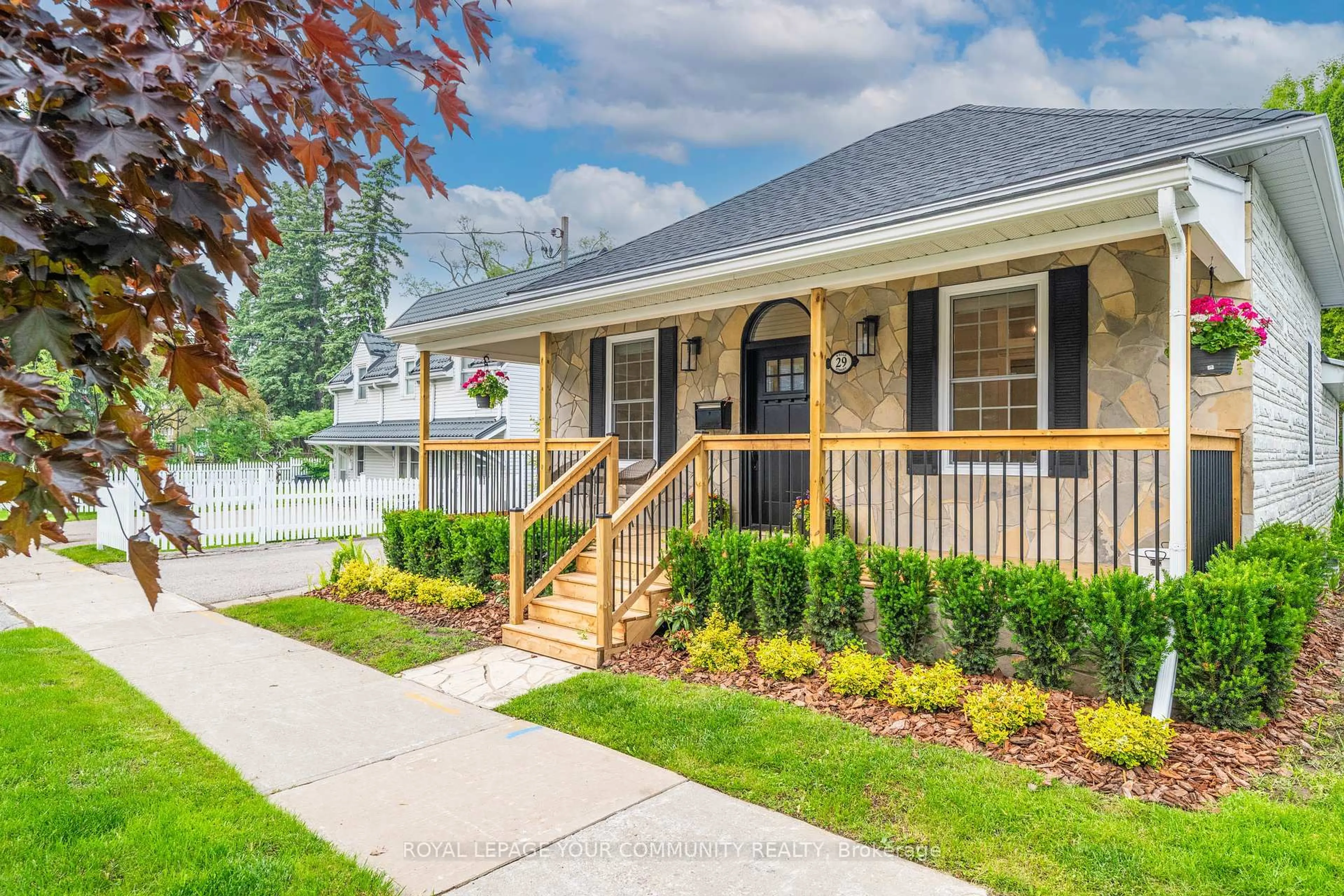 Home with vinyl exterior material, street for 29 Wells St, Aurora Ontario L4G 1S8