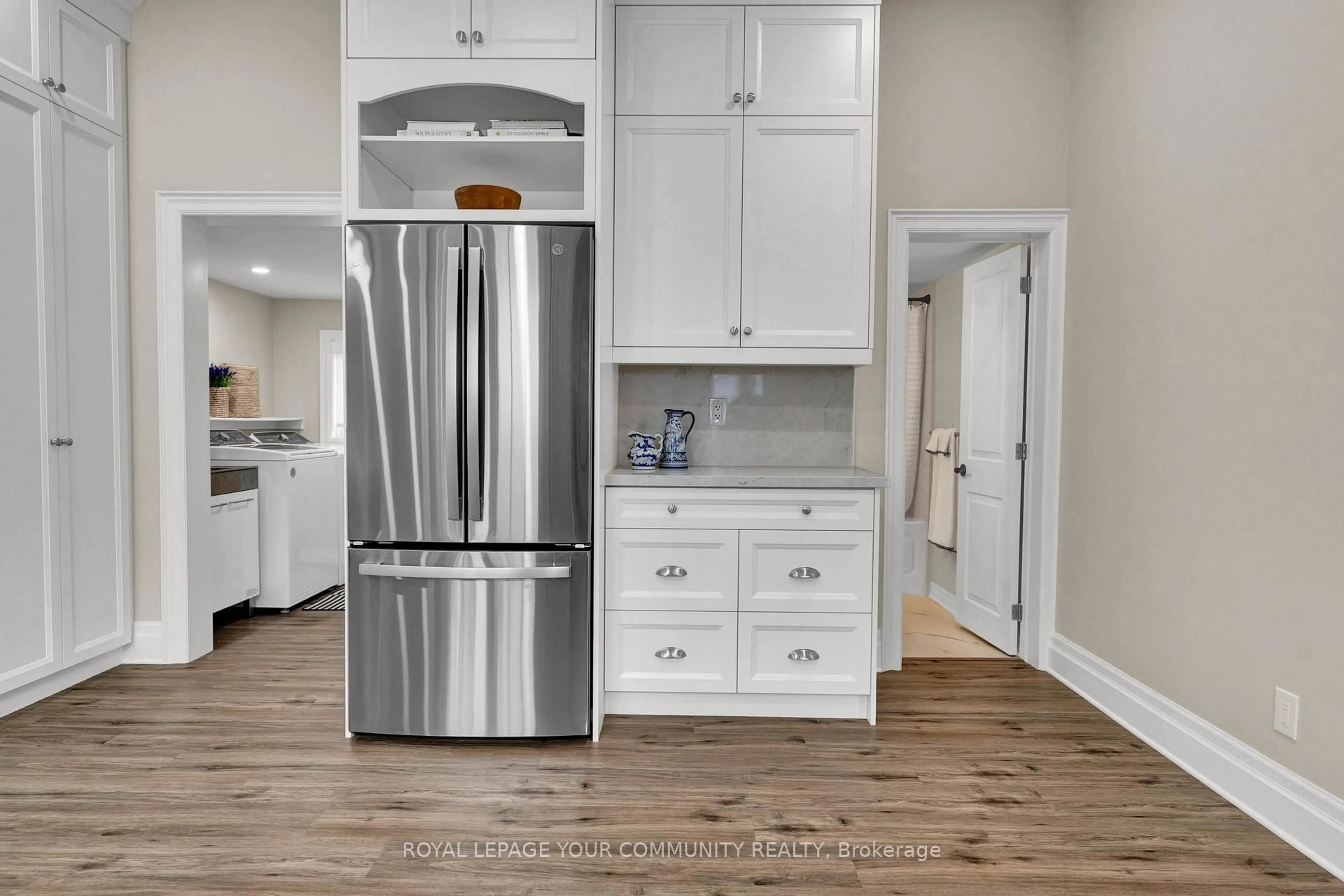Open concept kitchen, ceramic/tile floor for 29 Wells St, Aurora Ontario L4G 1S8