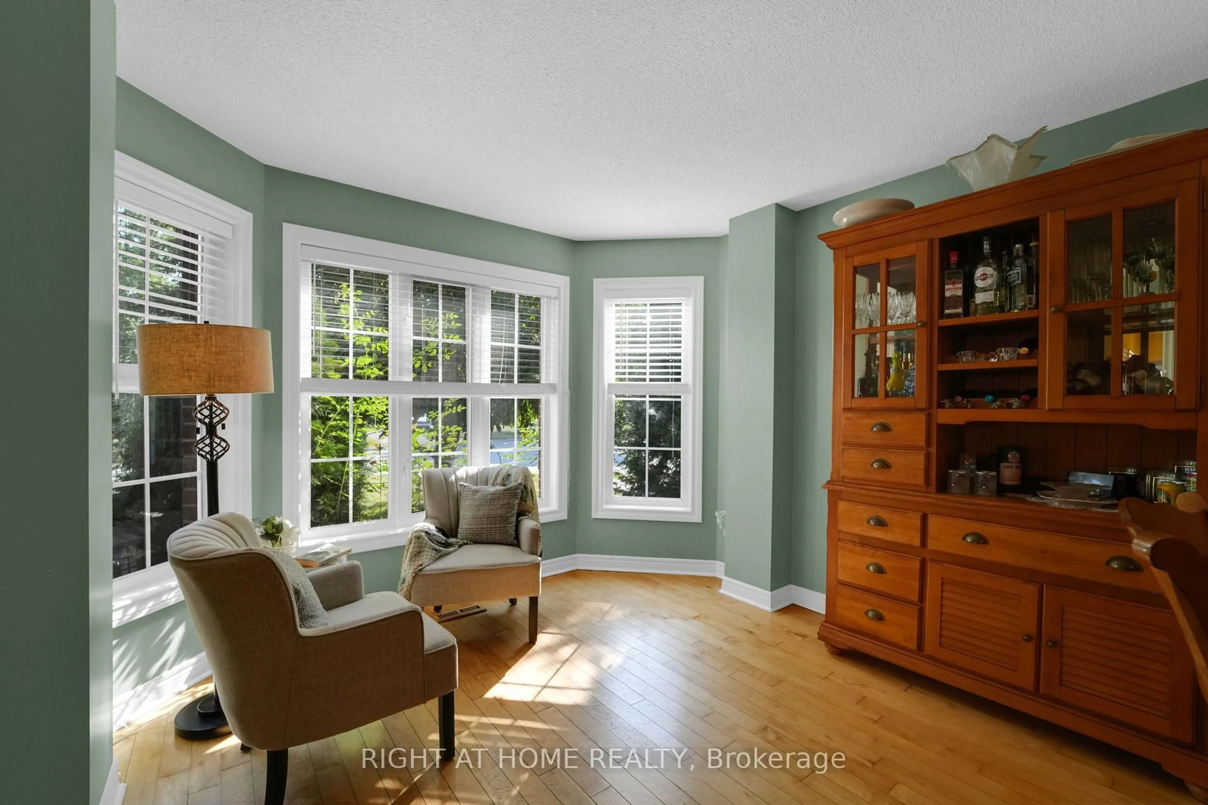 Living room with furniture, unknown for 304 Rhodes Circ, Newmarket Ontario L3X 1V4