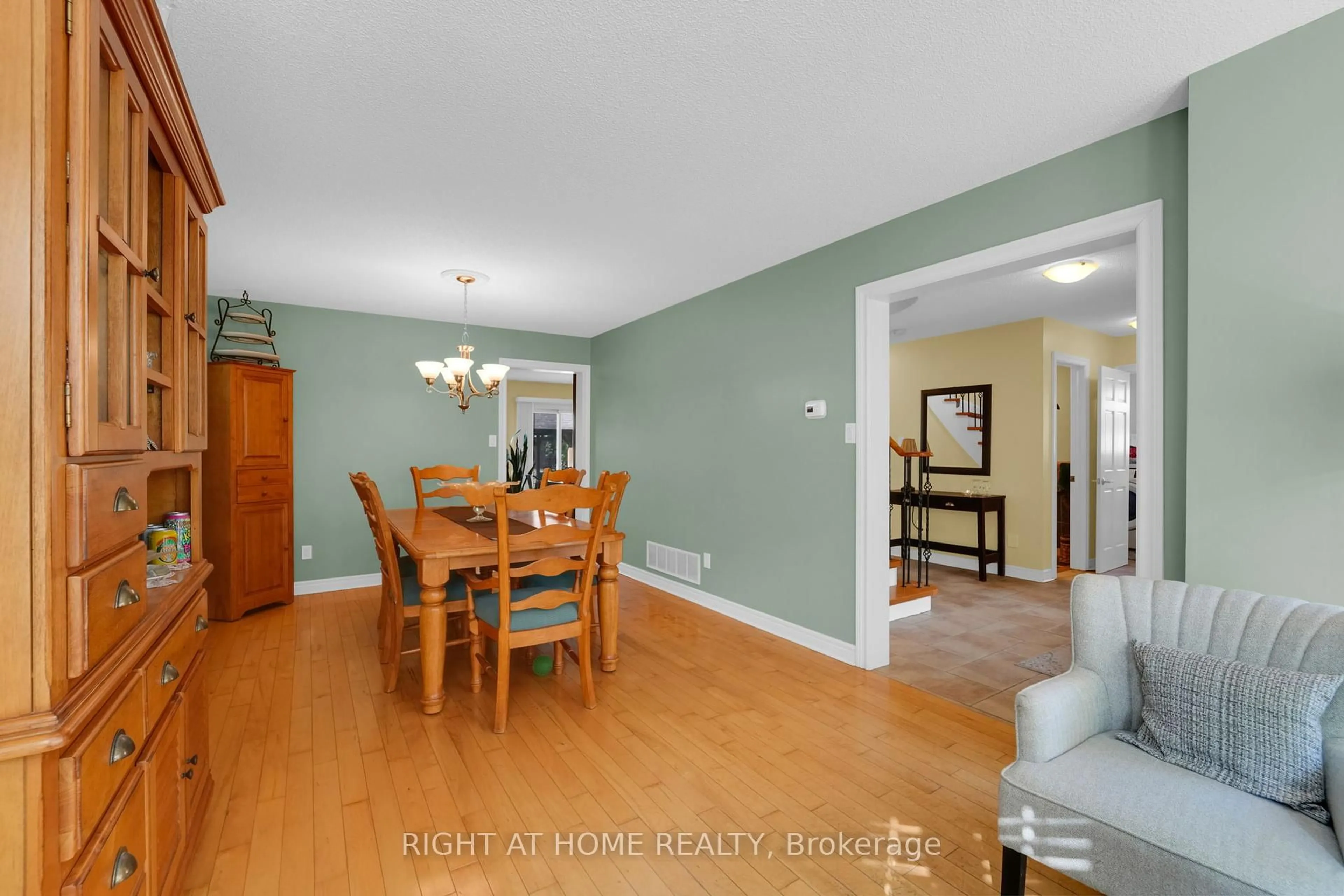 Dining room, unknown for 304 Rhodes Circ, Newmarket Ontario L3X 1V4