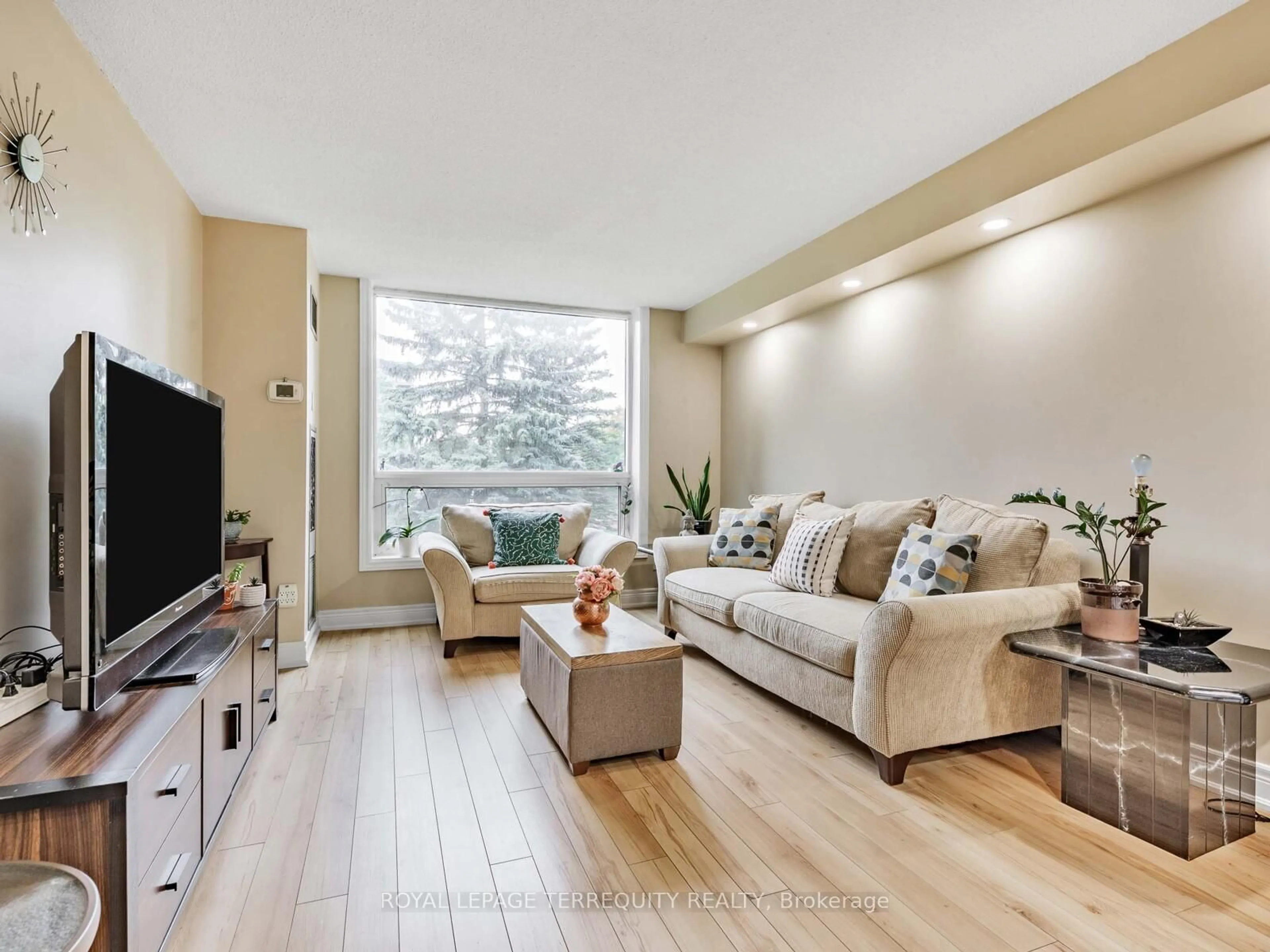 Living room with furniture, wood/laminate floor for 326 Major Mackenzie Dr #203, Richmond Hill Ontario L4C 8T4