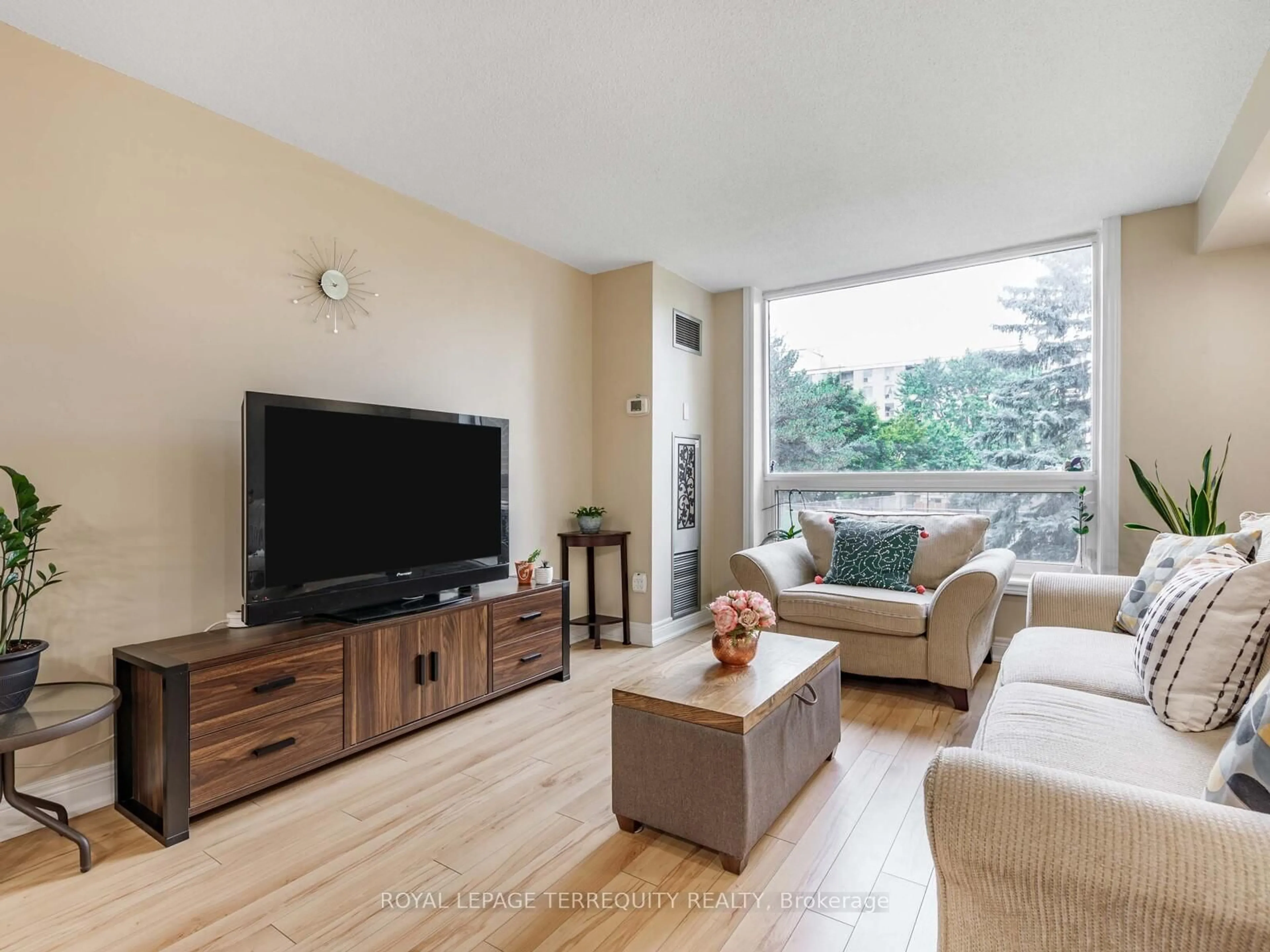 Living room with furniture, wood/laminate floor for 326 Major Mackenzie Dr #203, Richmond Hill Ontario L4C 8T4