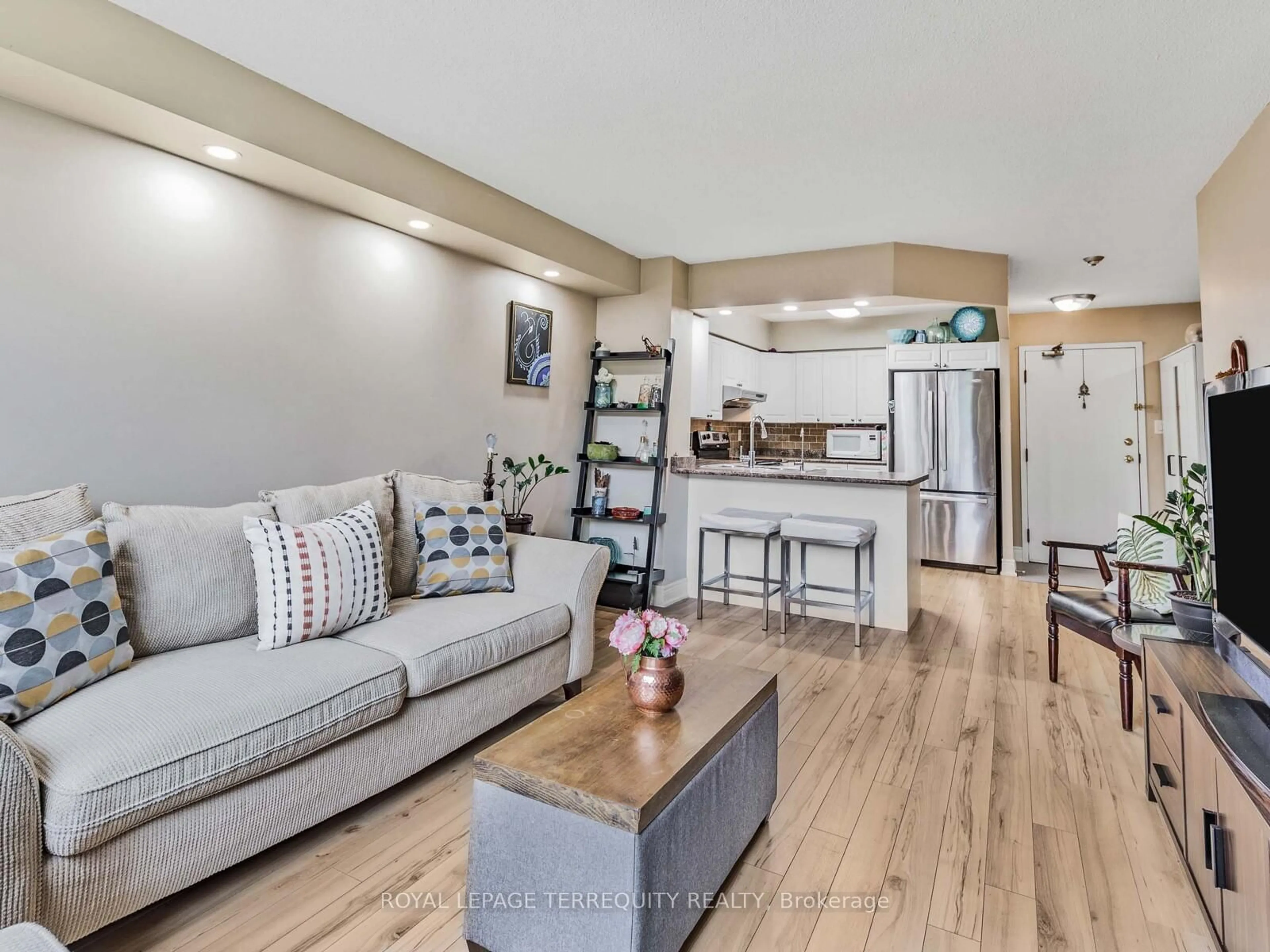 Living room with furniture, wood/laminate floor for 326 Major Mackenzie Dr #203, Richmond Hill Ontario L4C 8T4