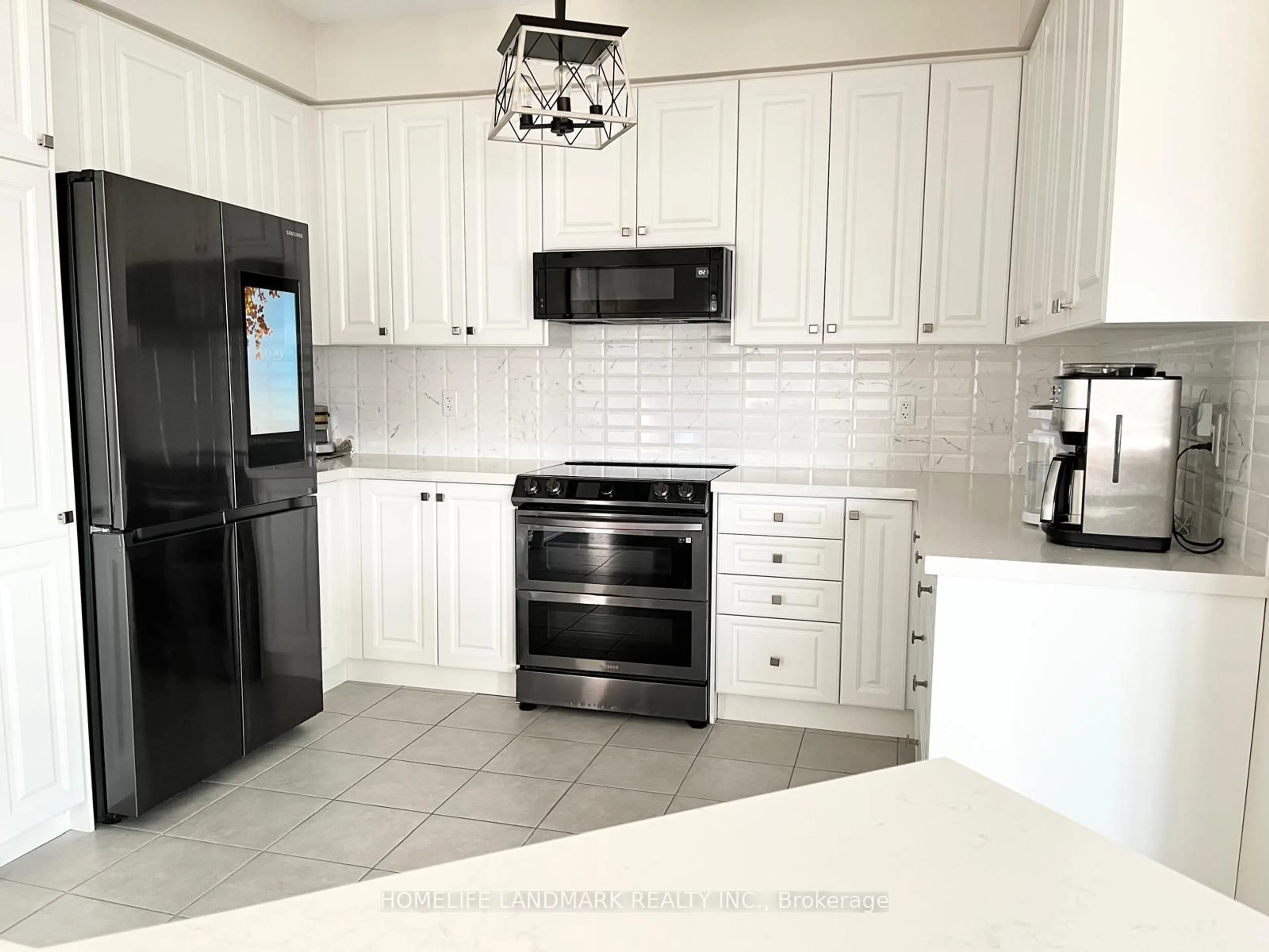 Open concept kitchen, ceramic/tile floor for 43 Lorne Thomas Pl, New Tecumseth Ontario L9R 0T8