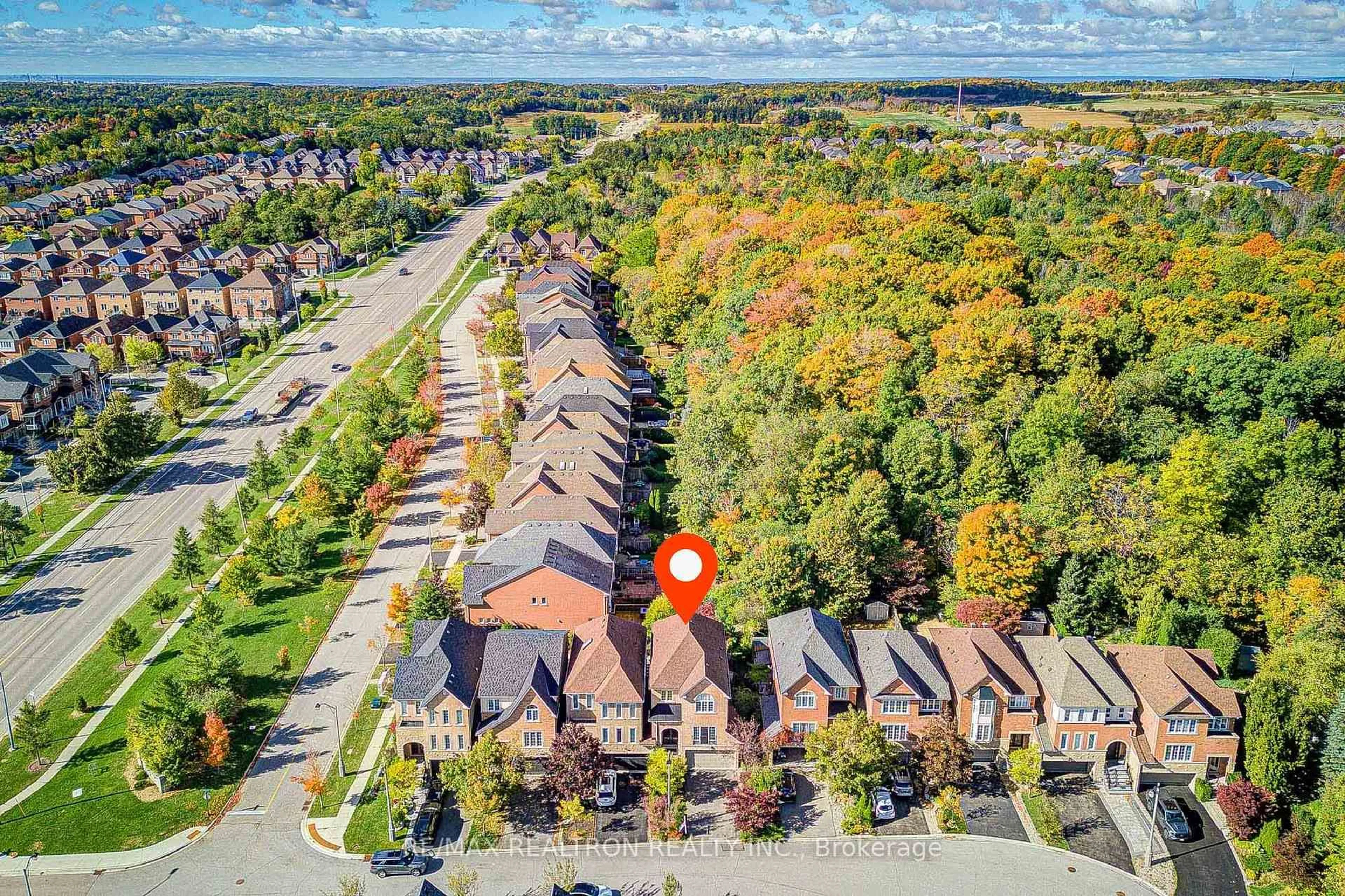 A pic from outside/outdoor area/front of a property/back of a property/a pic from drone, street for 8 Harvest Crt, Richmond Hill Ontario L4E 4V3