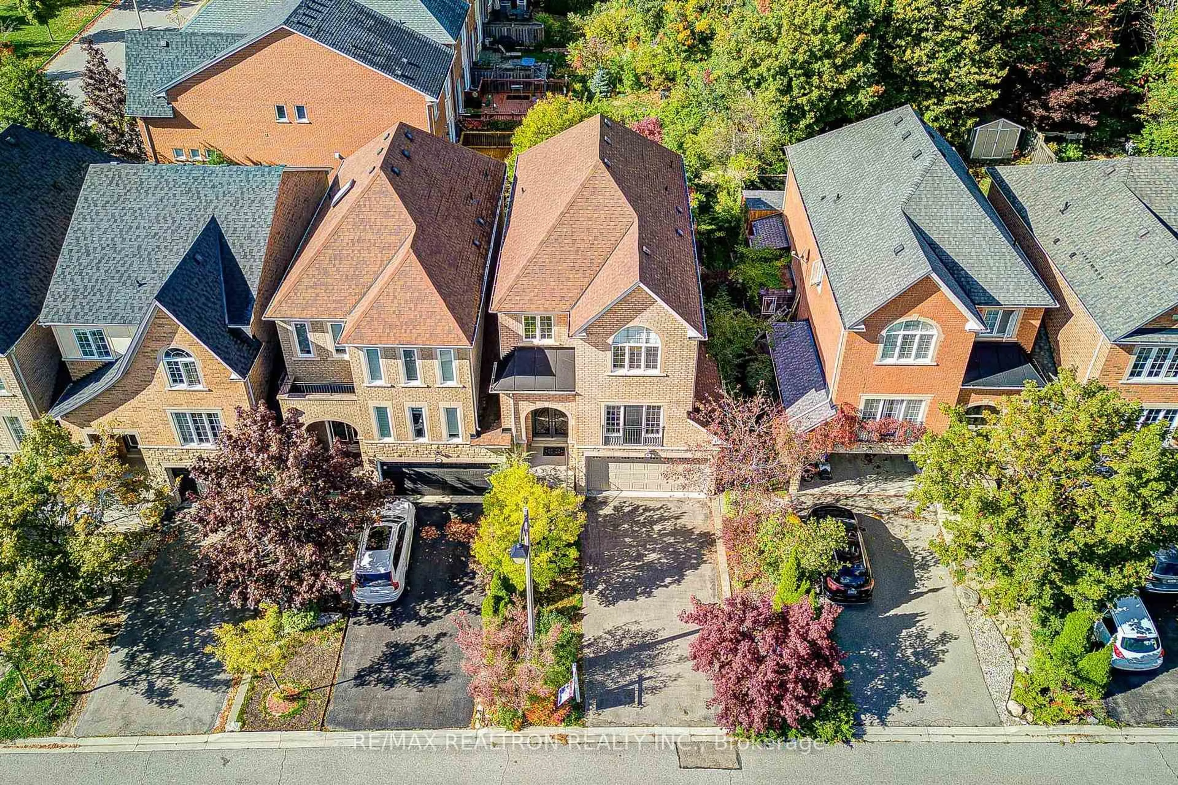 A pic from outside/outdoor area/front of a property/back of a property/a pic from drone, city buildings view from balcony for 8 Harvest Crt, Richmond Hill Ontario L4E 4V3