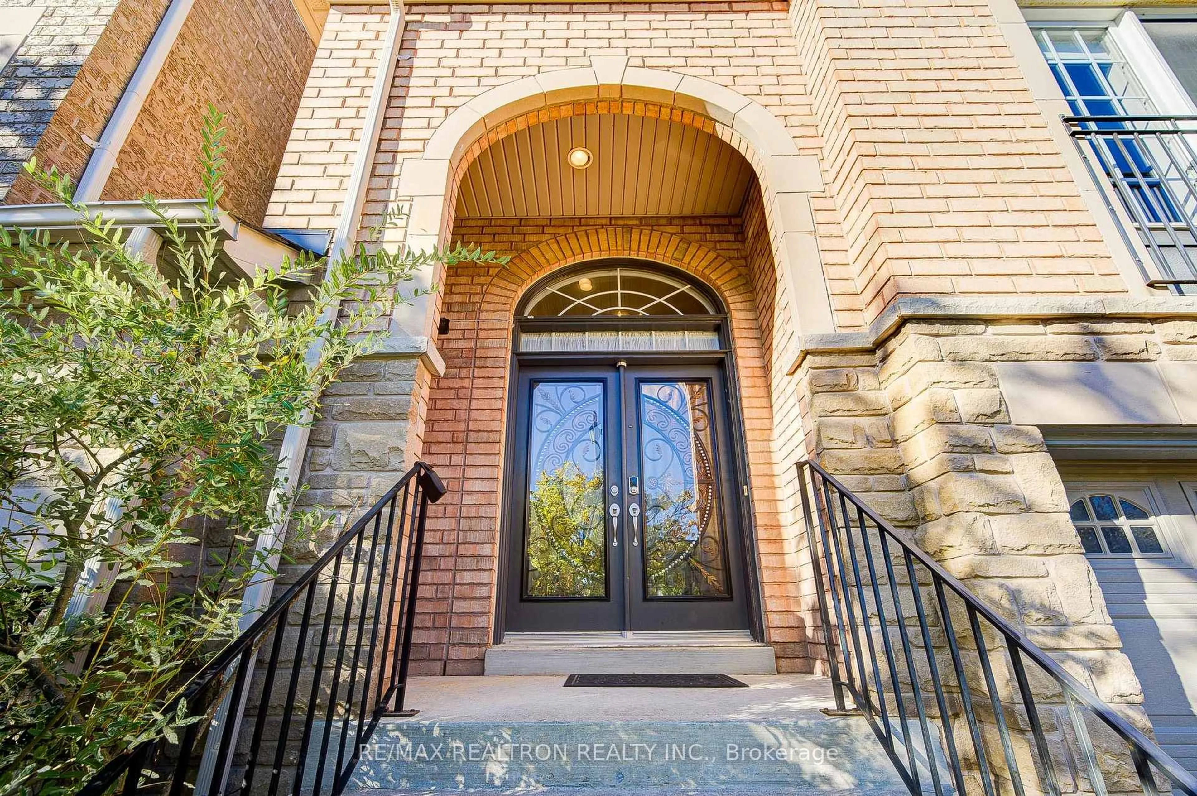 Indoor foyer for 8 Harvest Crt, Richmond Hill Ontario L4E 4V3