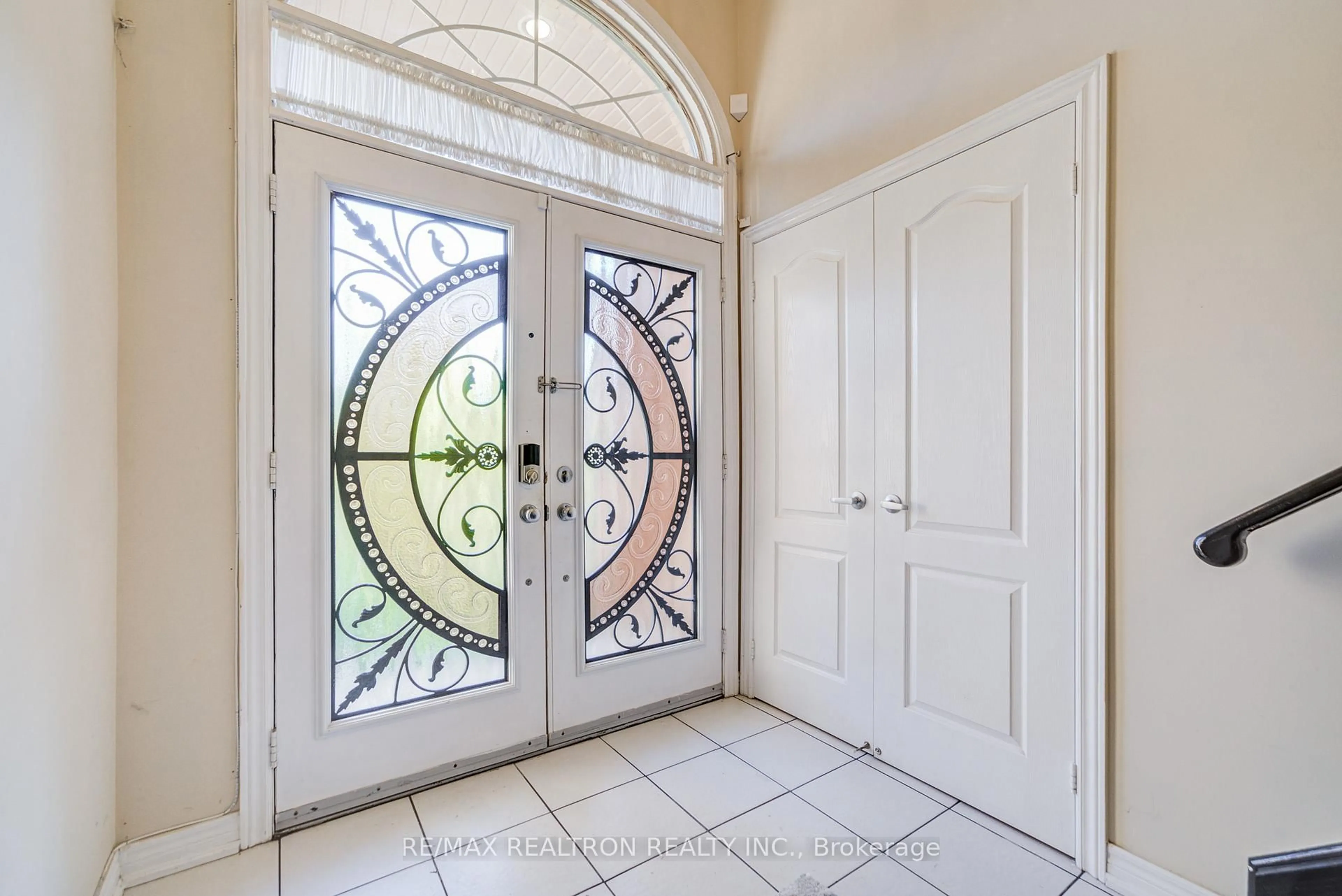 Indoor entryway for 8 Harvest Crt, Richmond Hill Ontario L4E 4V3