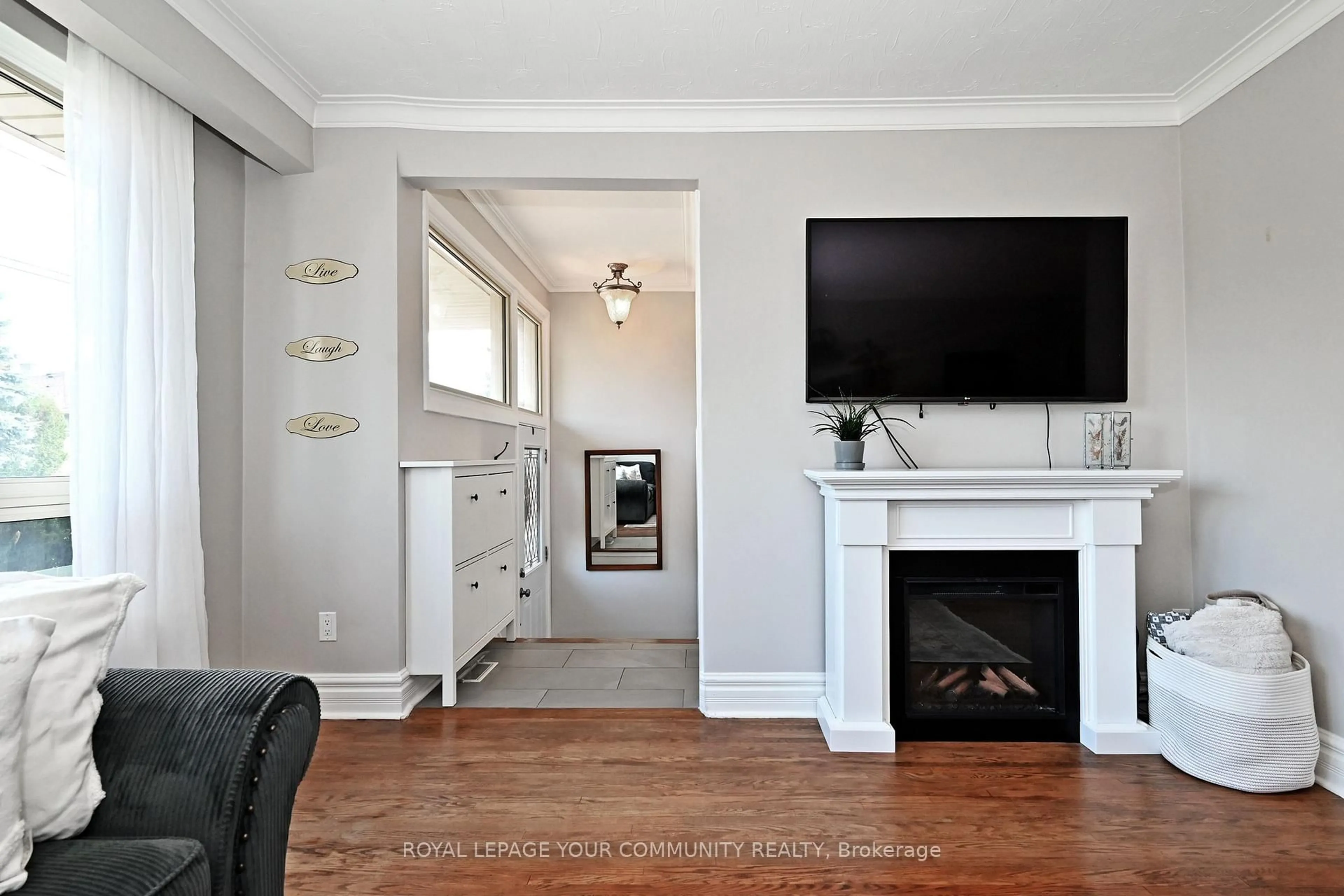 Living room with furniture, unknown for 62 Haida Dr, Aurora Ontario L4G 3C8