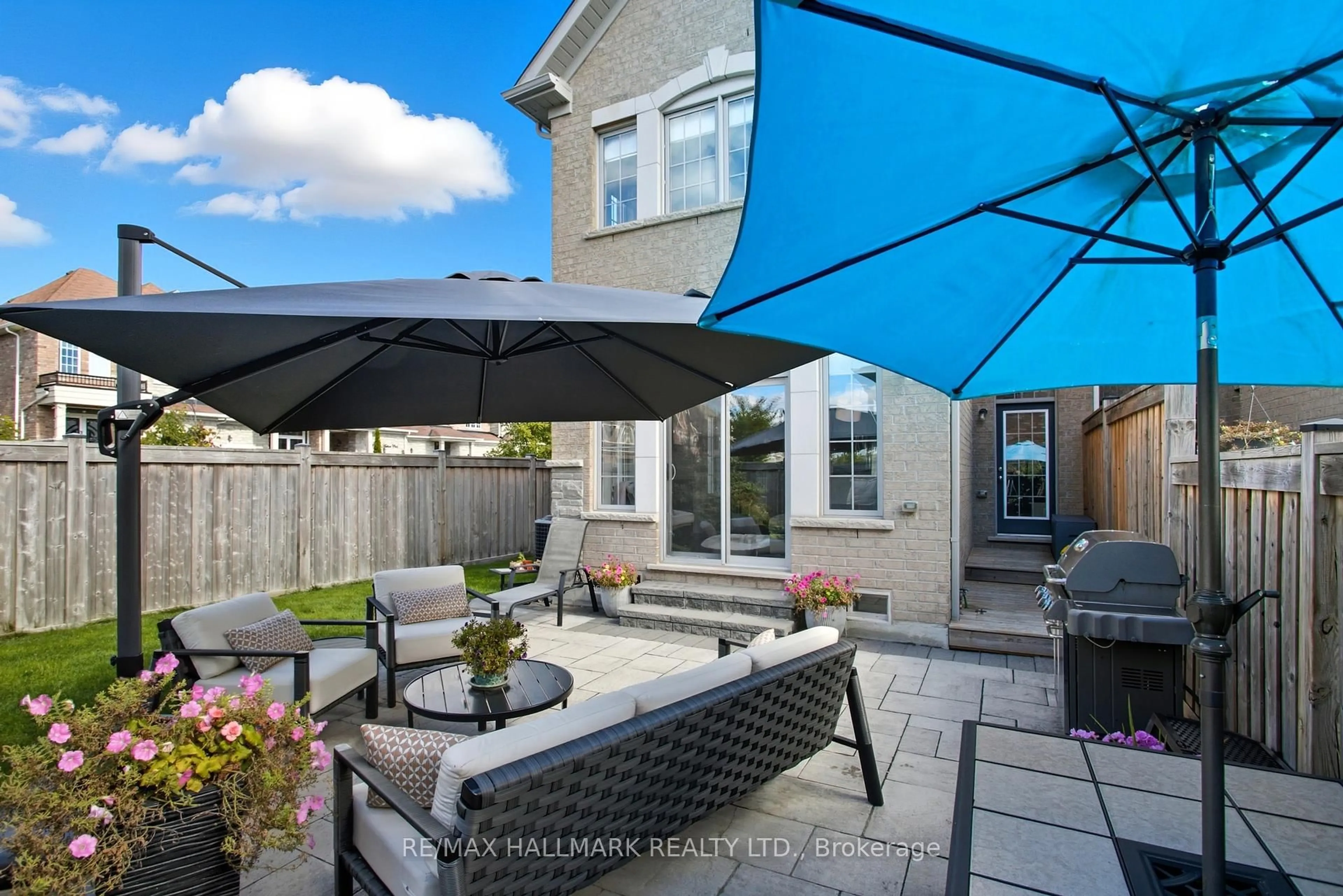 Patio, street for 93 Port Arthur Cres, Richmond Hill Ontario L4E 0Z9