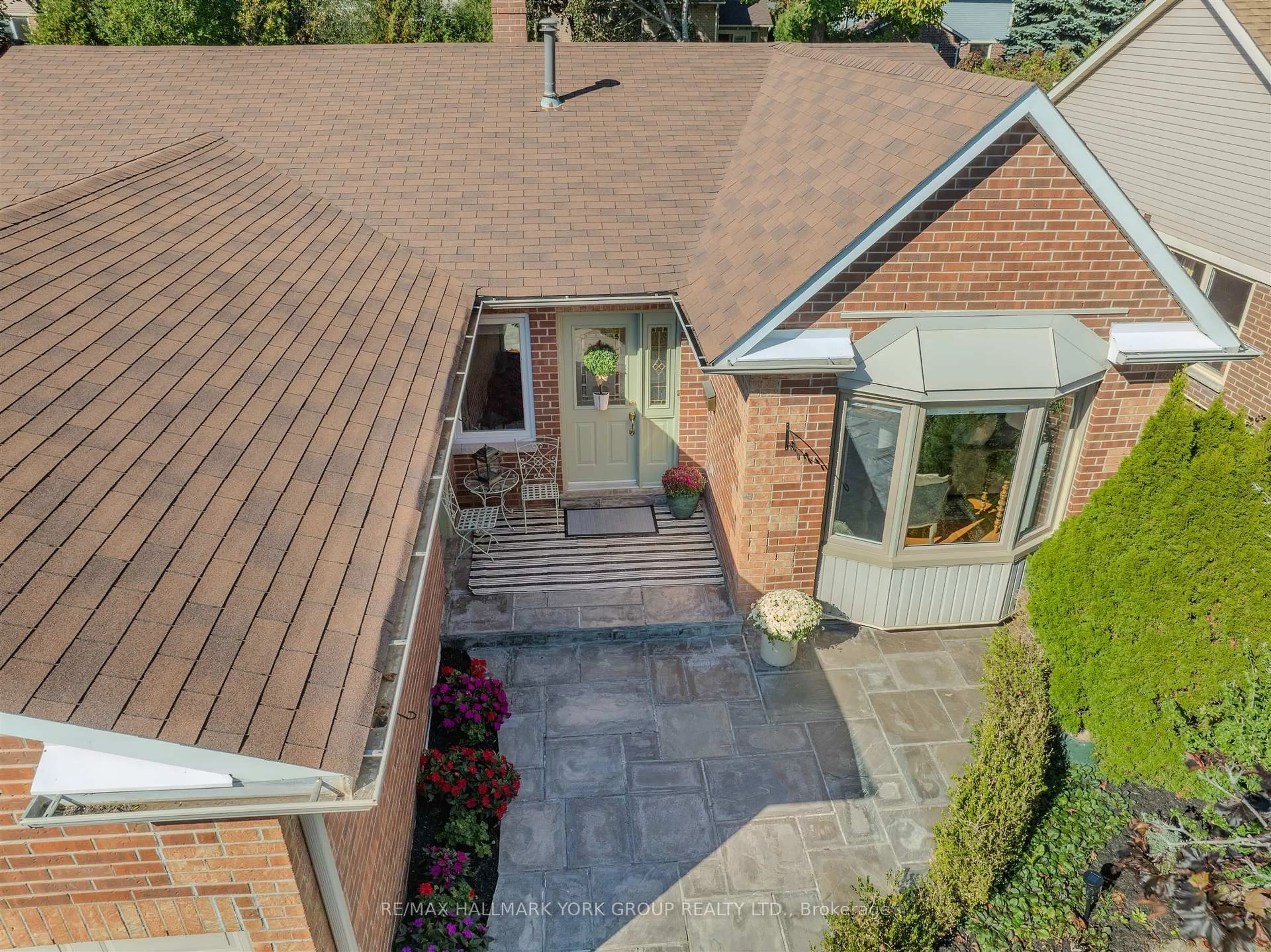 A pic from outside/outdoor area/front of a property/back of a property/a pic from drone, street for 332 John Bowser Cres, Newmarket Ontario L3Y 7P2
