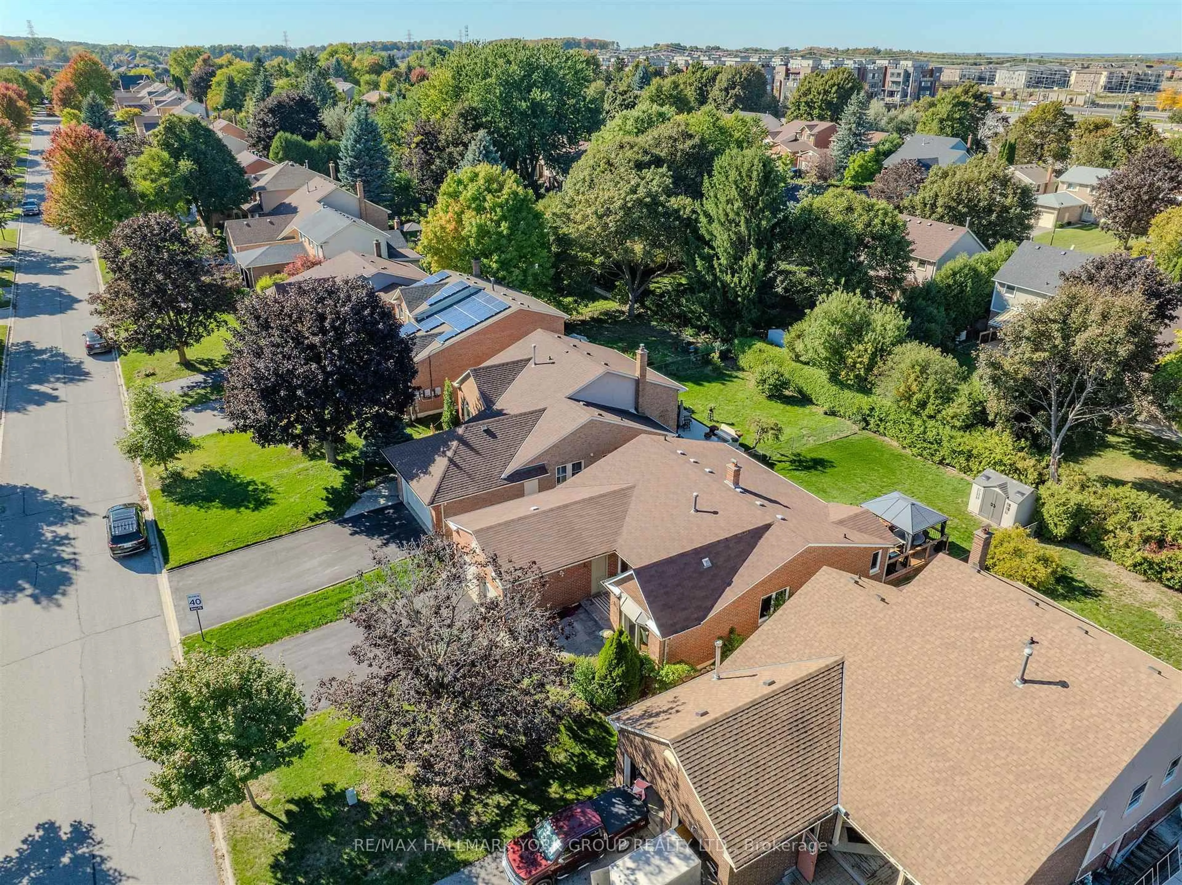 A pic from outside/outdoor area/front of a property/back of a property/a pic from drone, street for 332 John Bowser Cres, Newmarket Ontario L3Y 7P2