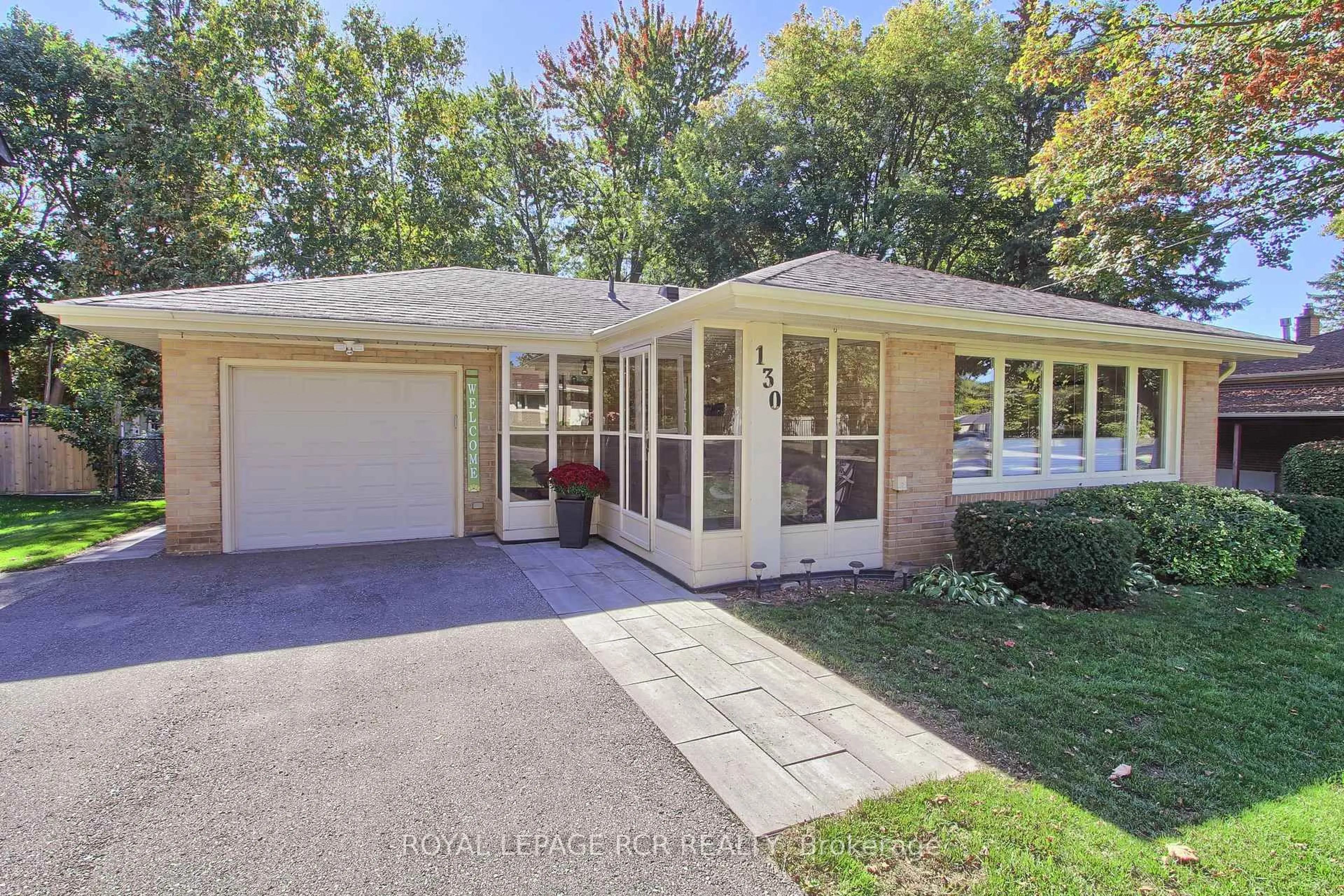 Home with vinyl exterior material, street for 130 Park Ave, Newmarket Ontario L3Y 1T8