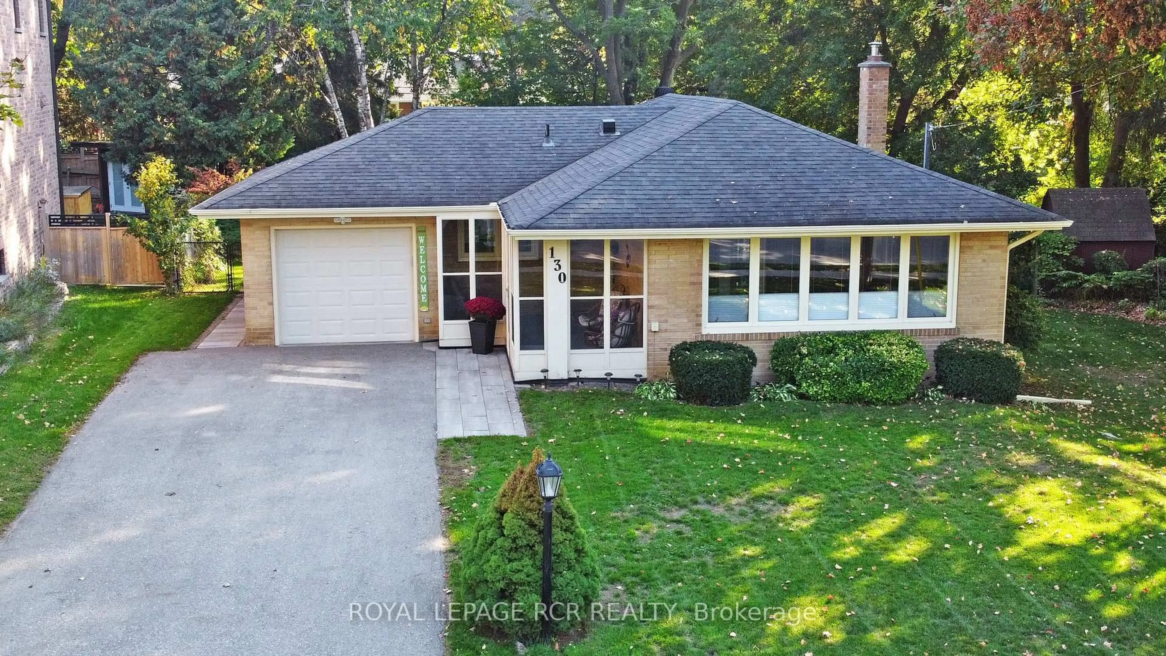 A pic from outside/outdoor area/front of a property/back of a property/a pic from drone, street for 130 Park Ave, Newmarket Ontario L3Y 1T8