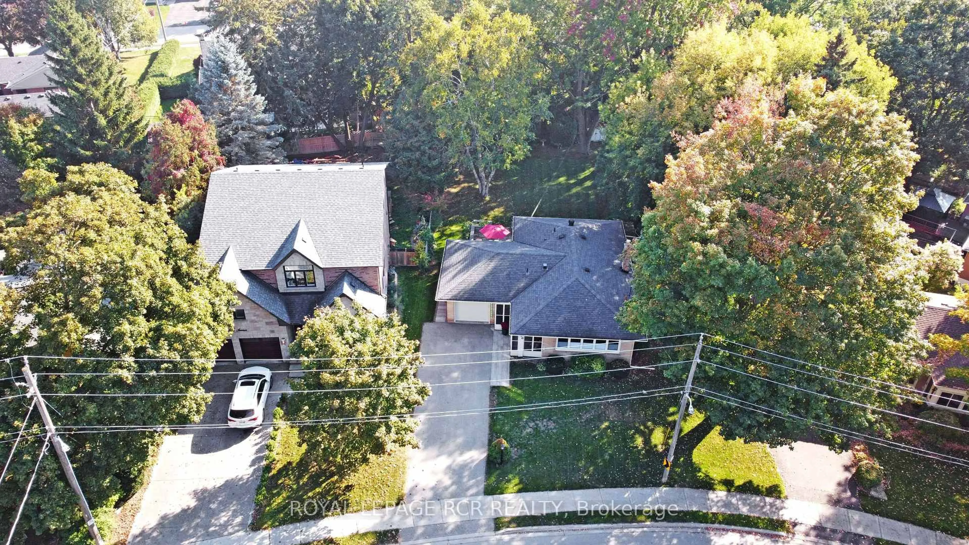 A pic from outside/outdoor area/front of a property/back of a property/a pic from drone, street for 130 Park Ave, Newmarket Ontario L3Y 1T8