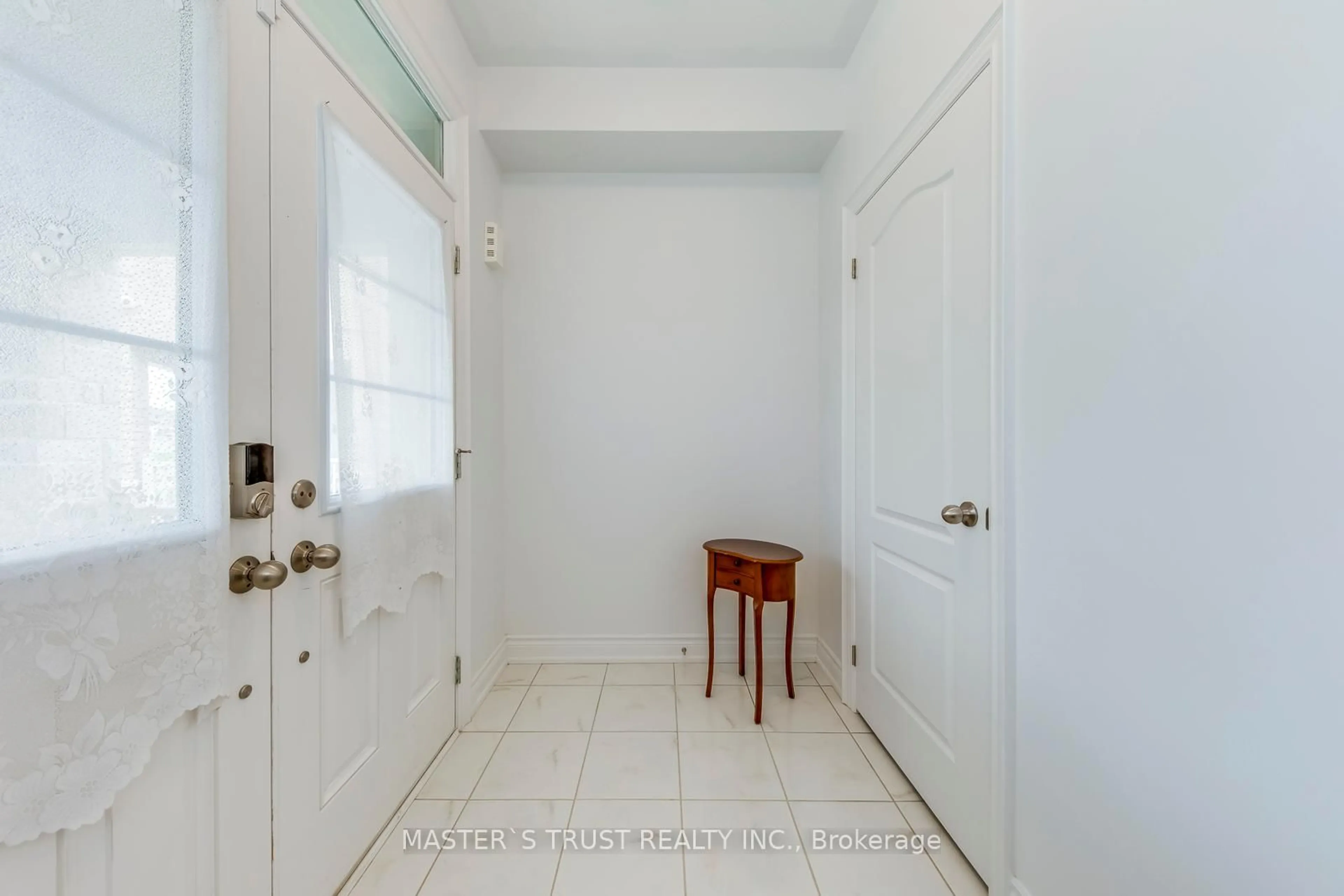 Indoor entryway for 78 Tesla Cres, East Gwillimbury Ontario L9N 0T3