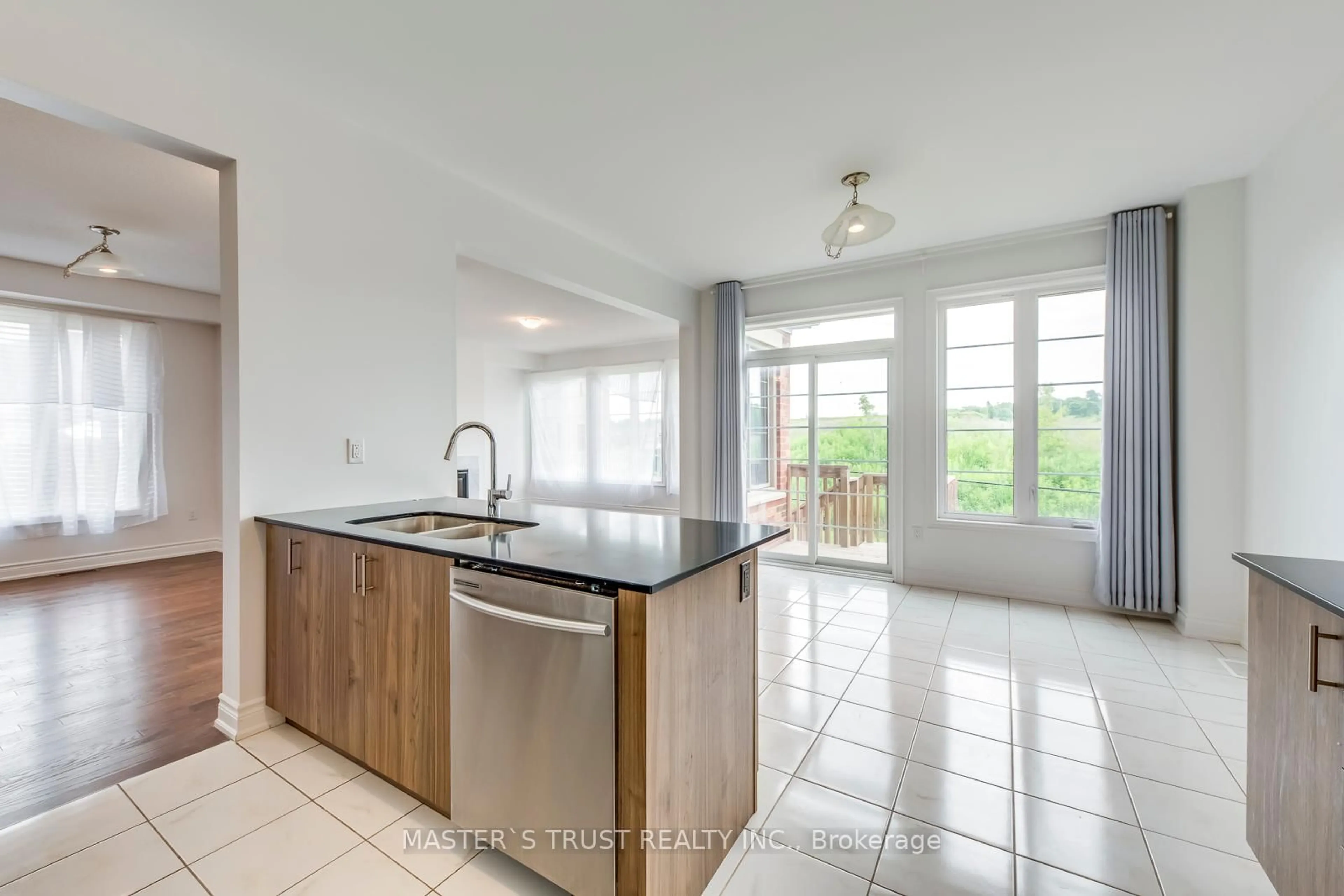 Open concept kitchen, ceramic/tile floor for 78 Tesla Cres, East Gwillimbury Ontario L9N 0T3