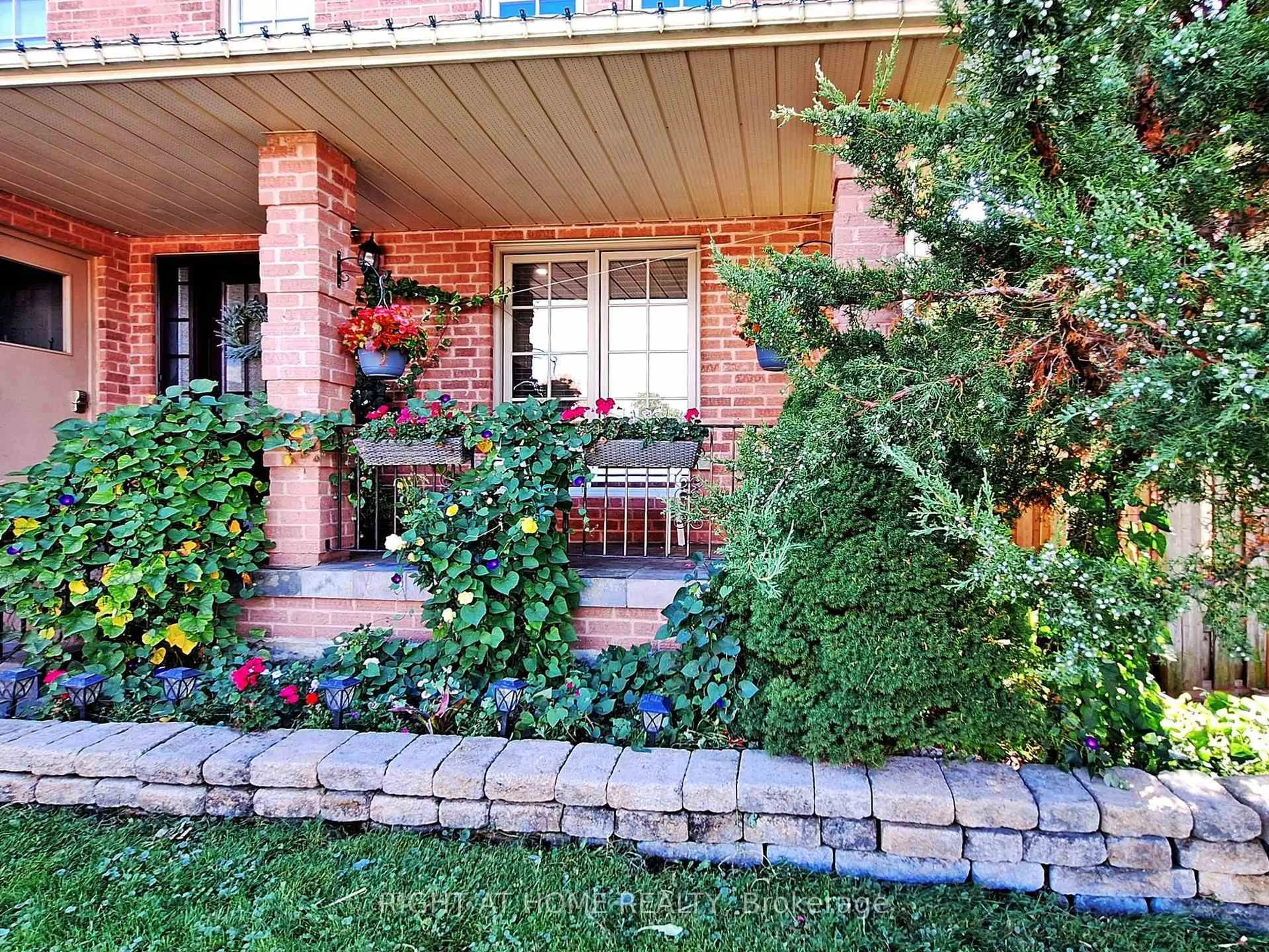 Home with brick exterior material, street for 828 Leslie Valley Dr, Newmarket Ontario L3Y 7H3