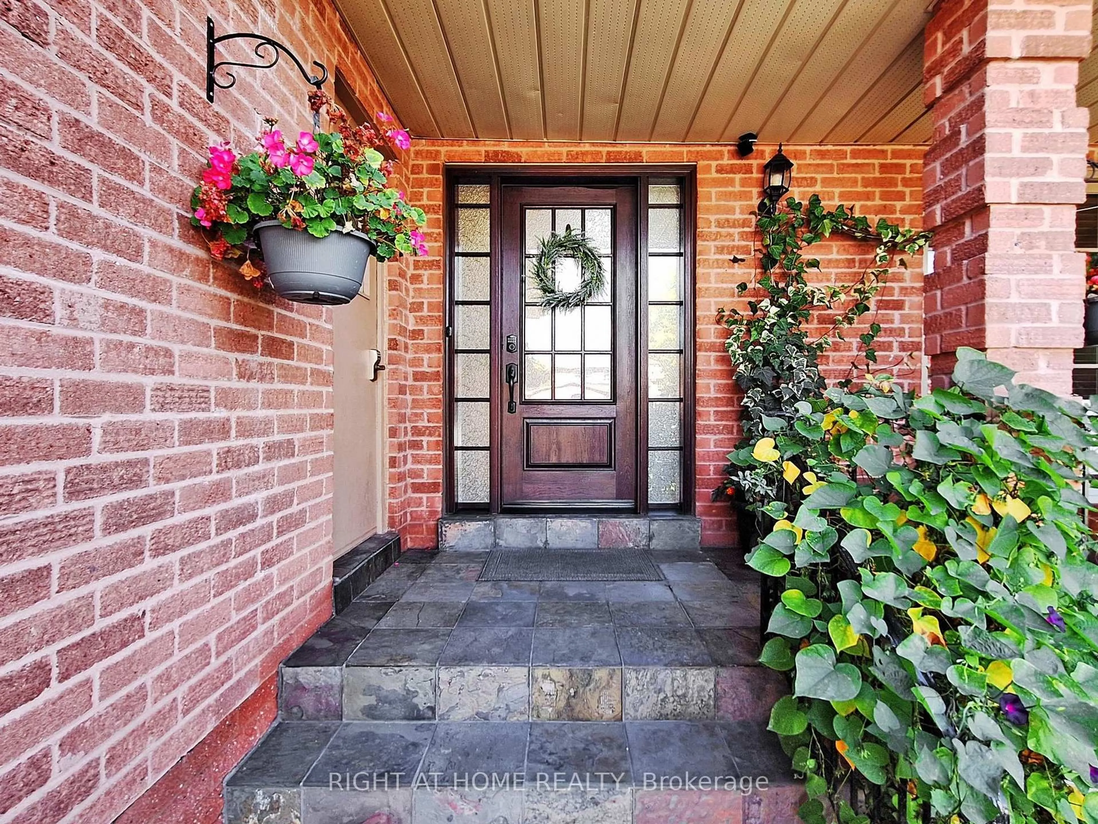 Indoor entryway for 828 Leslie Valley Dr, Newmarket Ontario L3Y 7H3