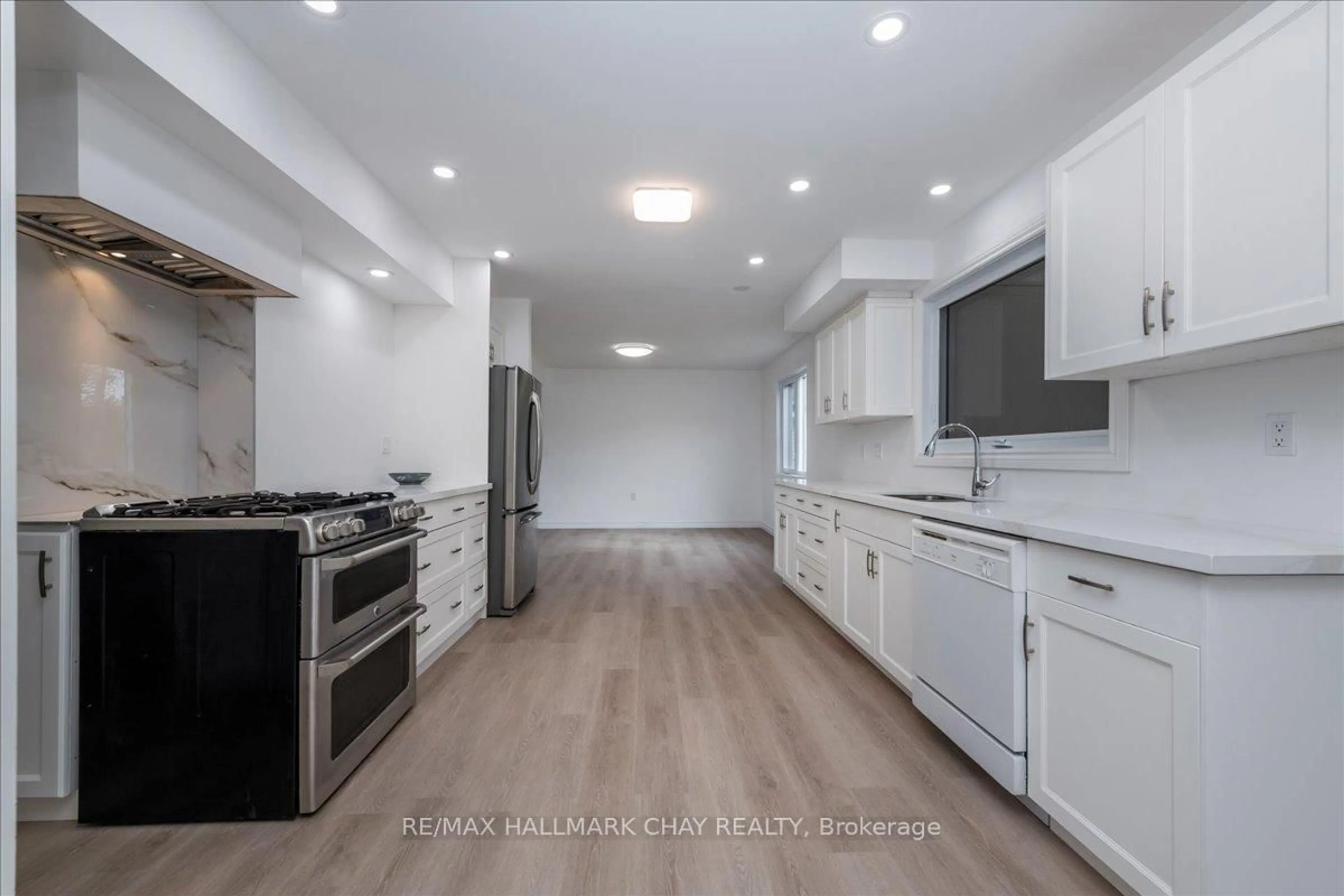 Open concept kitchen, ceramic/tile floor for 1063 WOOD St, Innisfil Ontario L0L 1K0