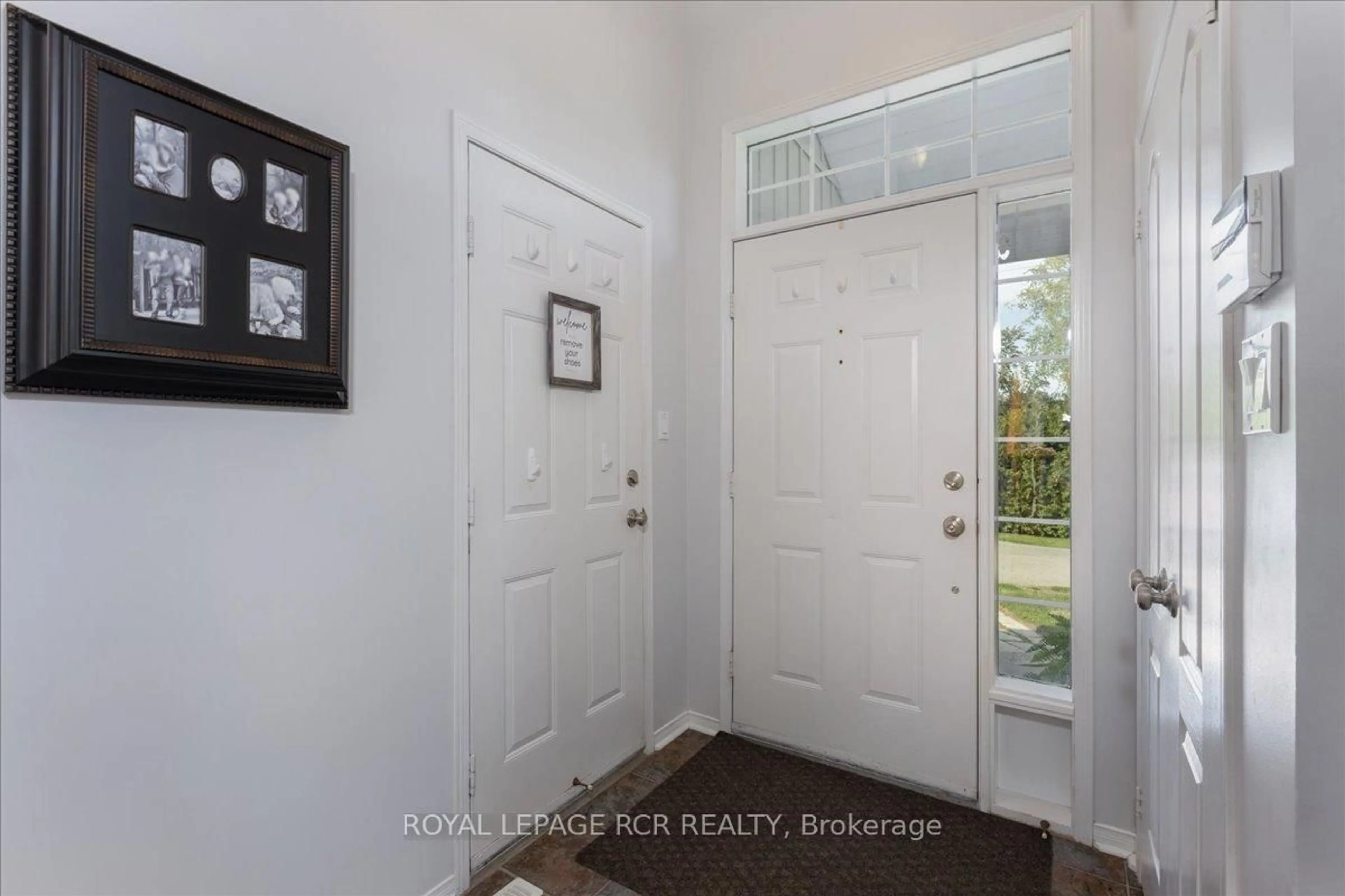 Indoor entryway for 1903 Metro Rd, Georgina Ontario L0E 1L0