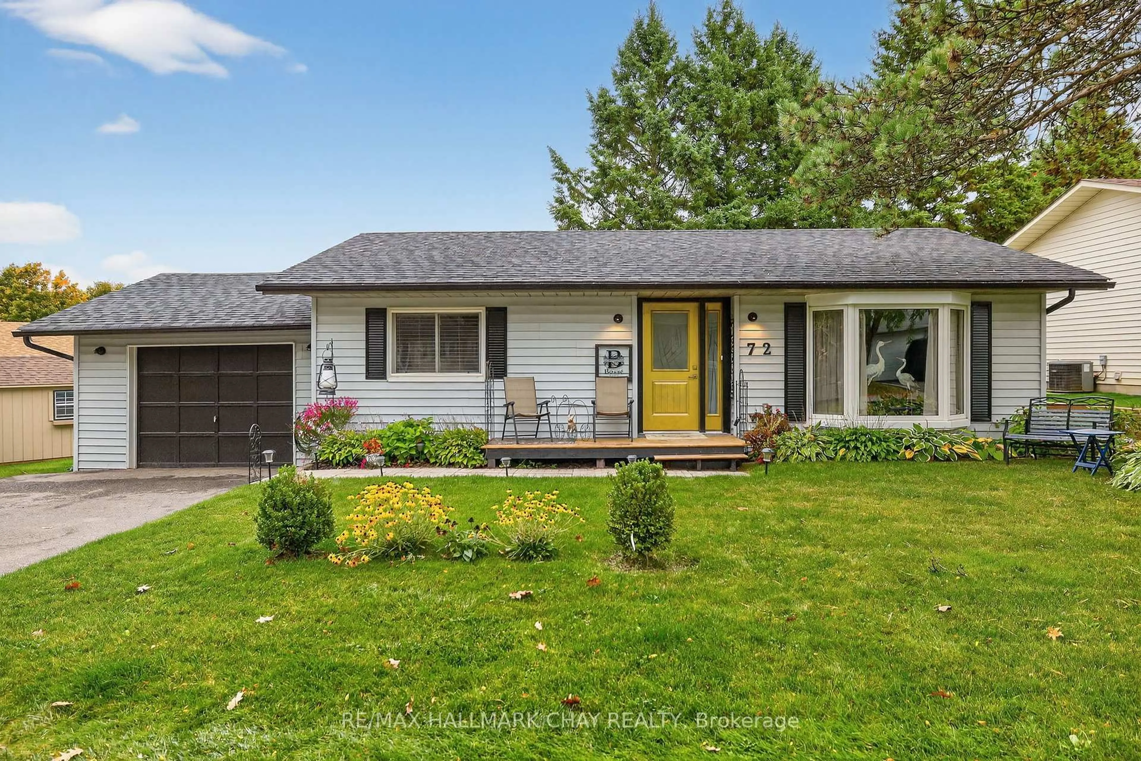 Home with vinyl exterior material, street for 72 Tecumseth Pines Dr, New Tecumseth Ontario L0G 1W0