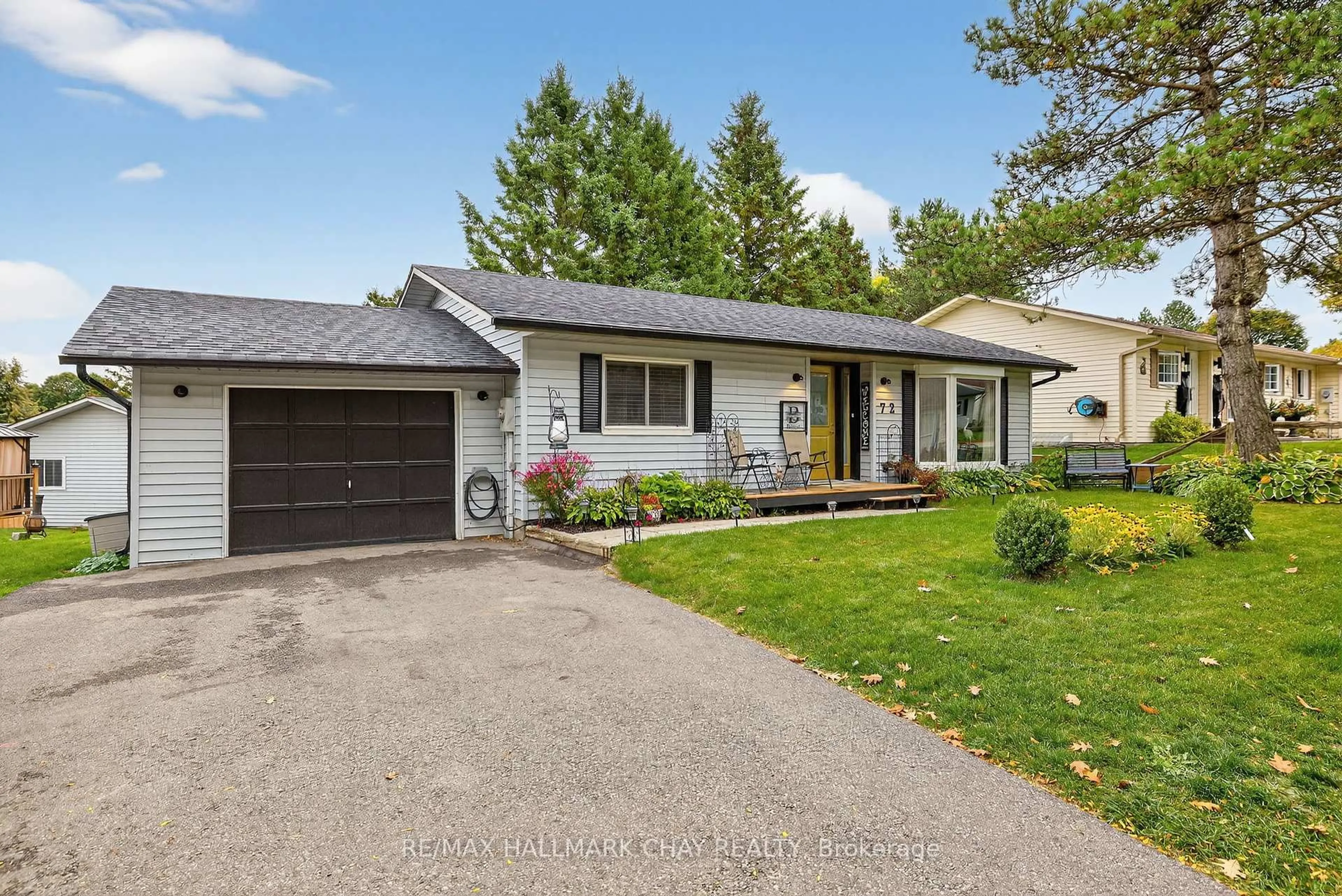 Home with vinyl exterior material, street for 72 Tecumseth Pines Dr, New Tecumseth Ontario L0G 1W0