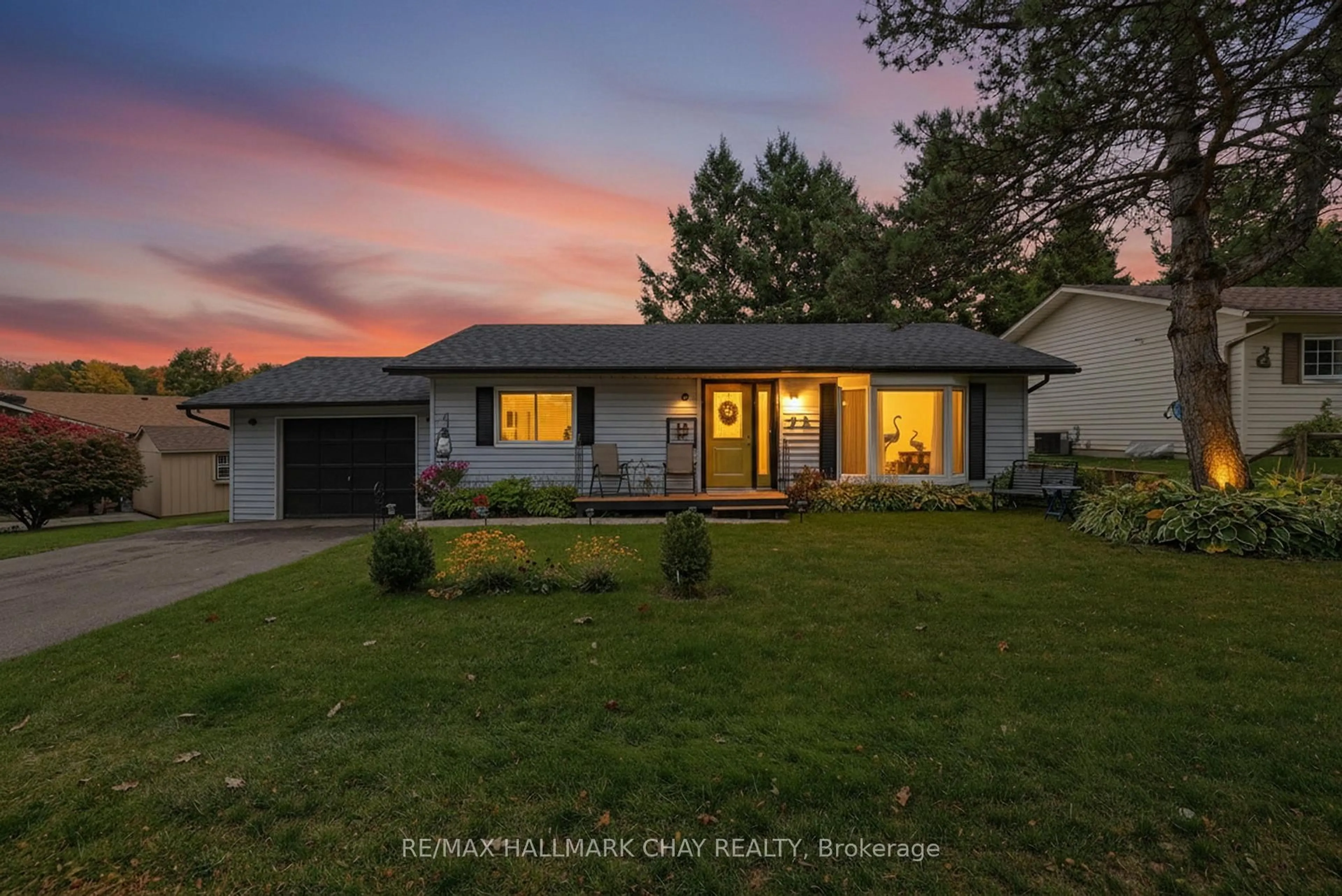 A pic from outside/outdoor area/front of a property/back of a property/a pic from drone, street for 72 Tecumseth Pines Dr, New Tecumseth Ontario L0G 1W0