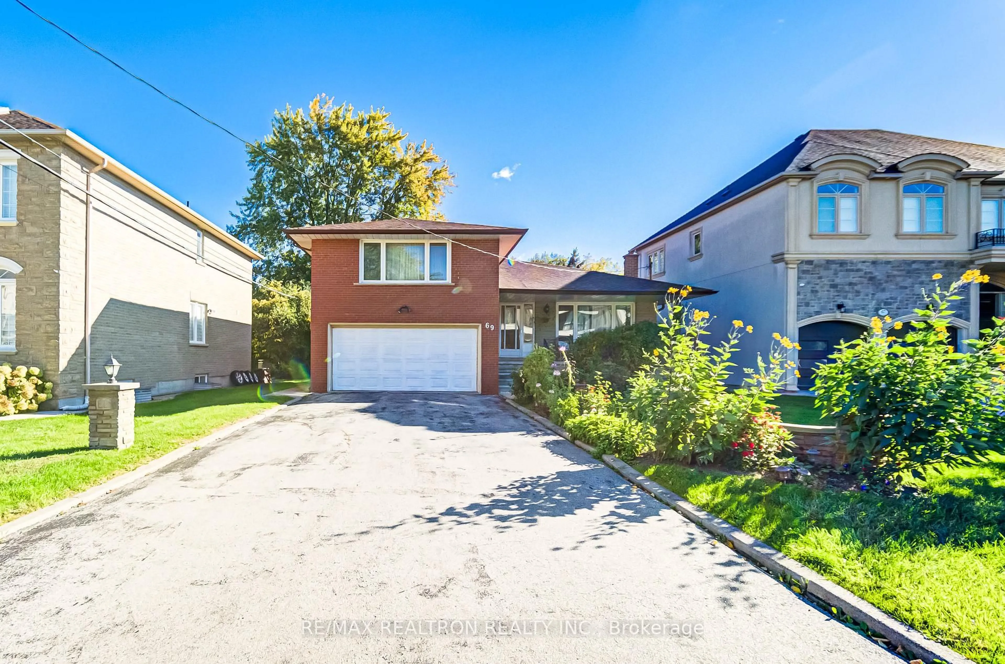 A pic from outside/outdoor area/front of a property/back of a property/a pic from drone, street for 69 Elm Ave, Richmond Hill Ontario L4C 6K8