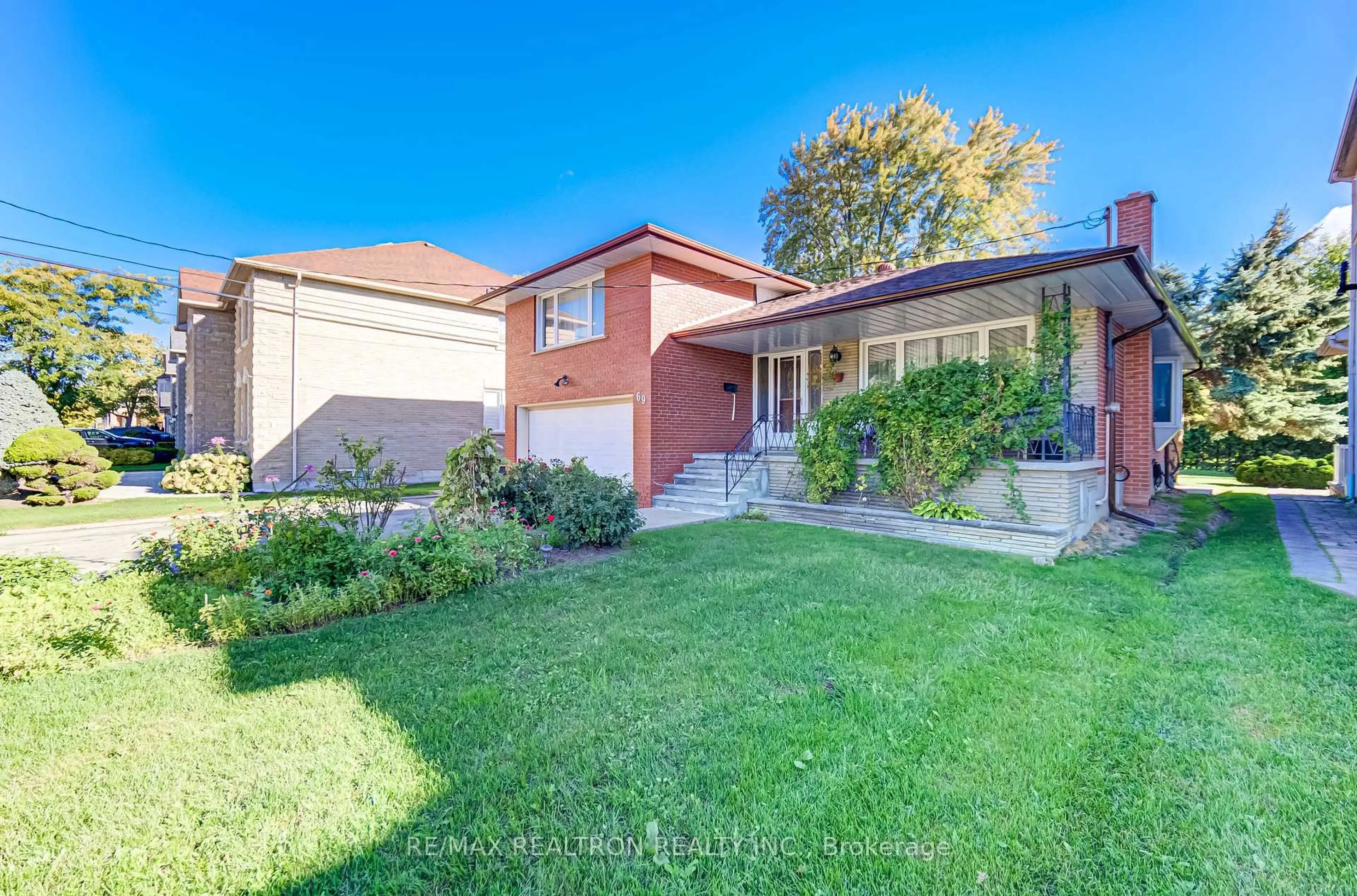 A pic from outside/outdoor area/front of a property/back of a property/a pic from drone, street for 69 Elm Ave, Richmond Hill Ontario L4C 6K8