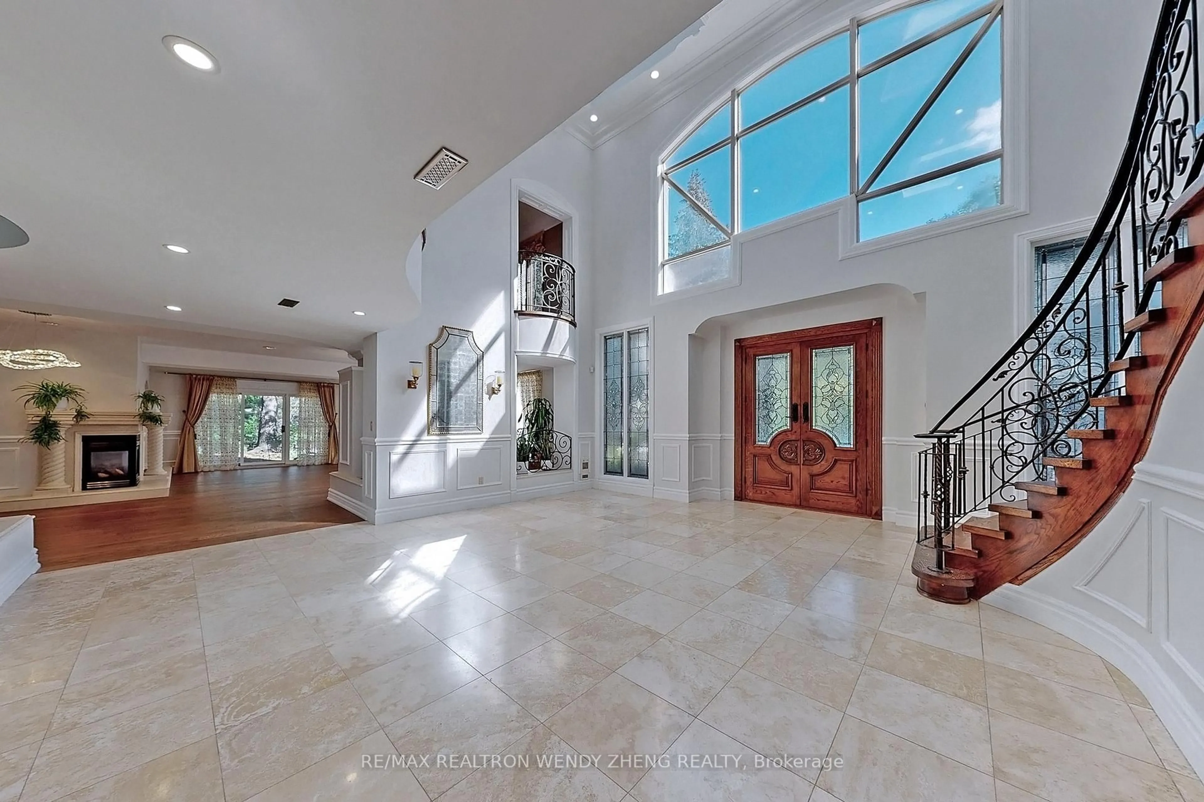 Indoor foyer for 305 Woodland Acres Cres, Vaughan Ontario L6A 1G1