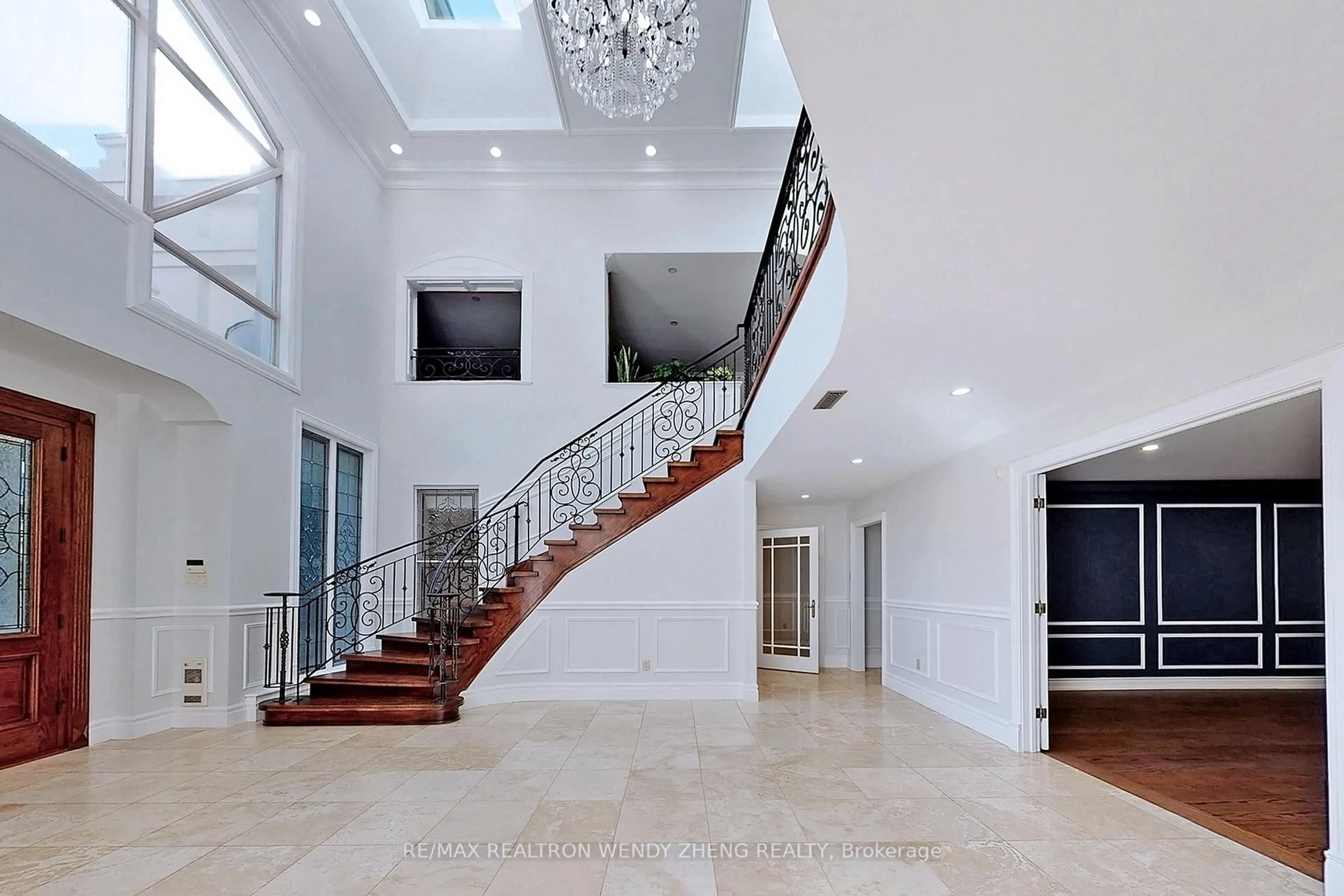 Indoor foyer for 305 Woodland Acres Cres, Vaughan Ontario L6A 1G1