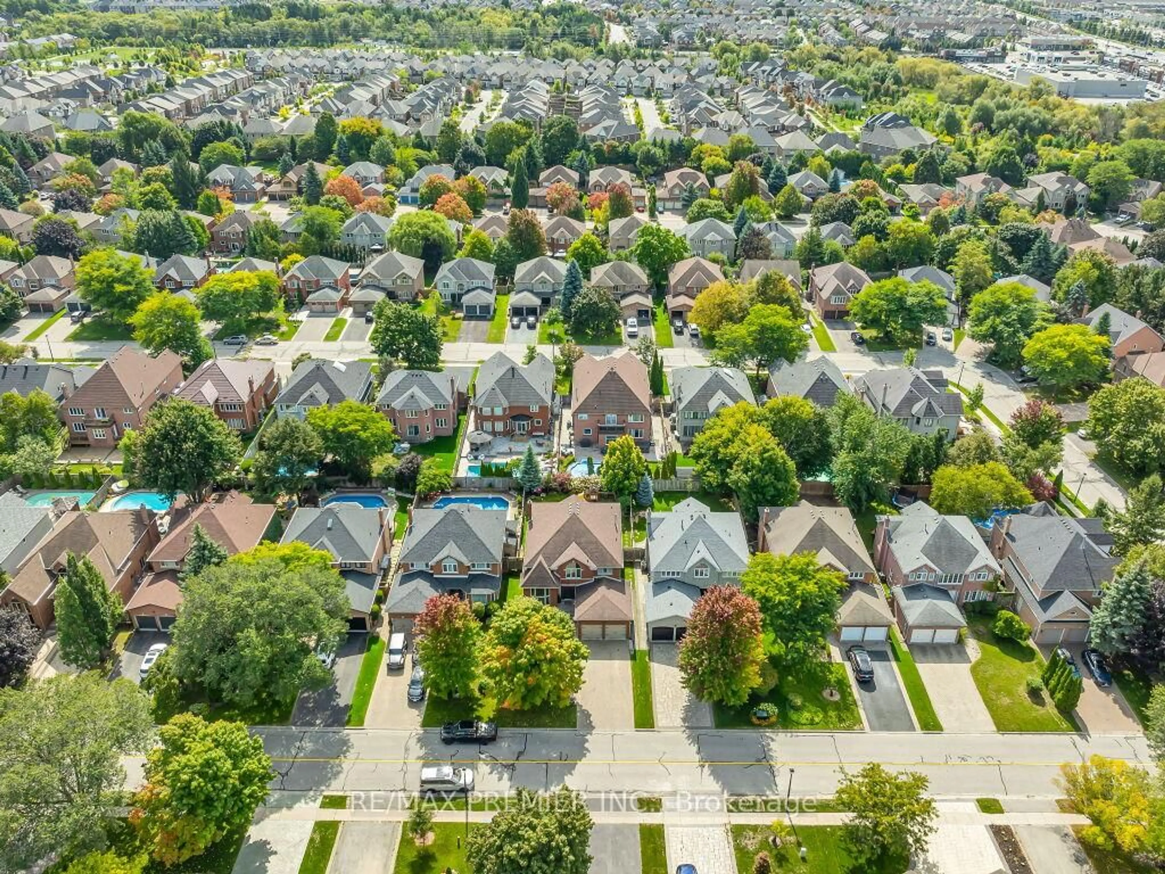 A pic from outside/outdoor area/front of a property/back of a property/a pic from drone, street for 606 Brooker Rdge, Newmarket Ontario L3X 1V7