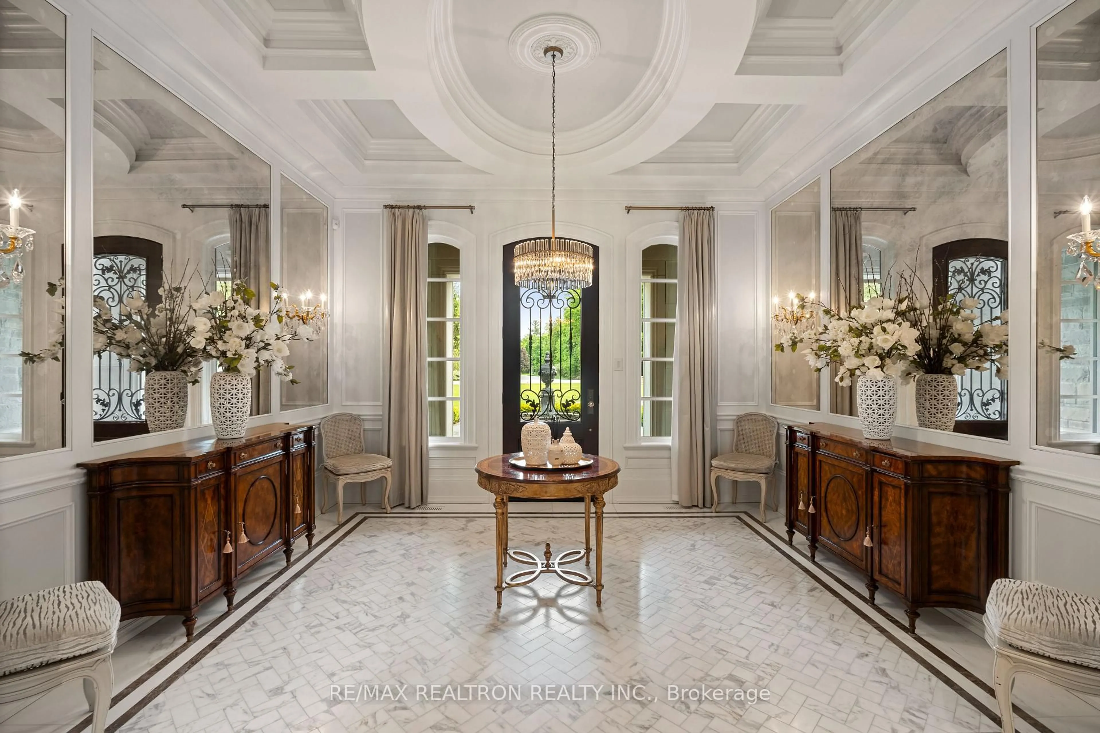 Indoor foyer for 301 Millwood Pkwy, Vaughan Ontario L4L 1A6