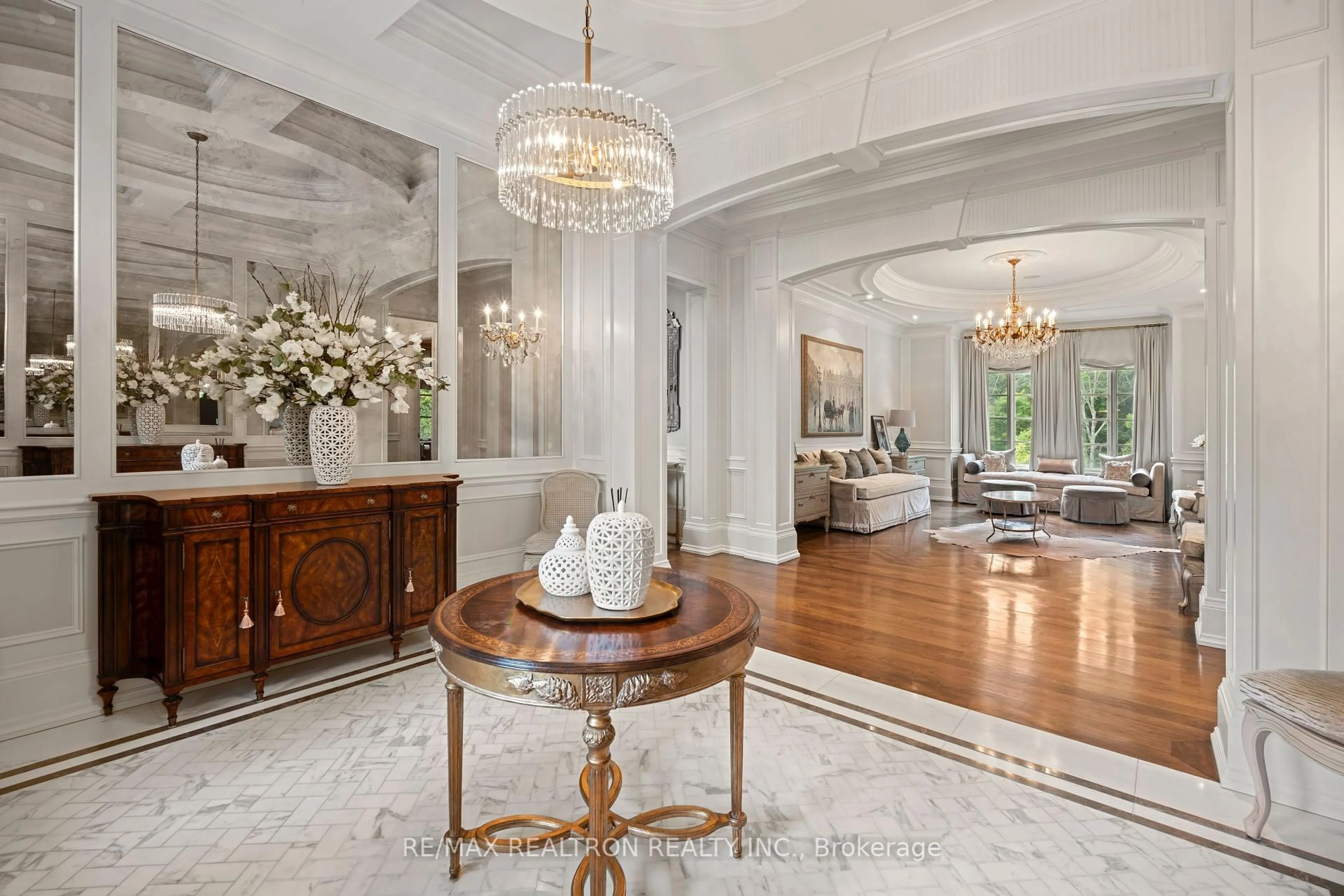 Indoor foyer for 301 Millwood Pkwy, Vaughan Ontario L4L 1A6