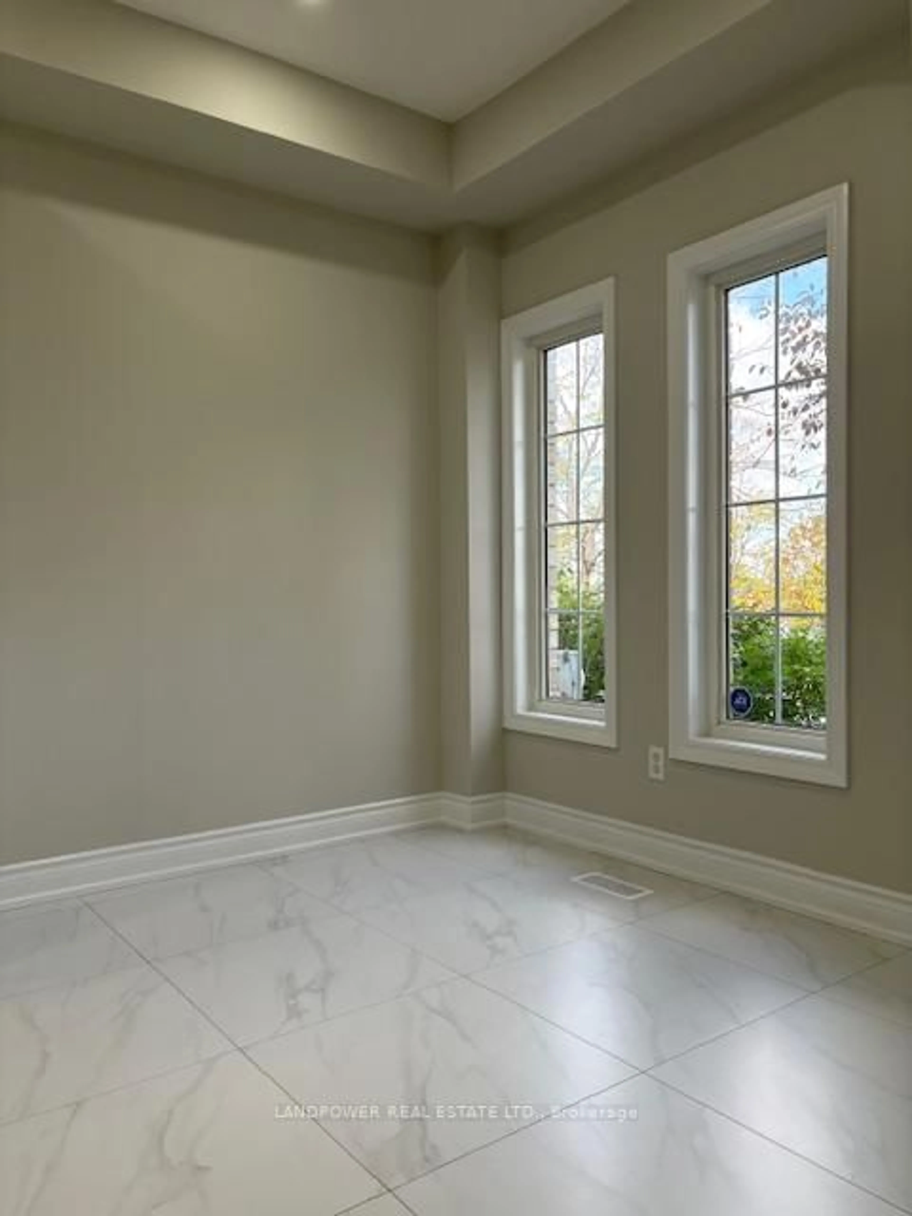 A pic of a room for 447 Hollandview Tr, Aurora Ontario L4G 7N4