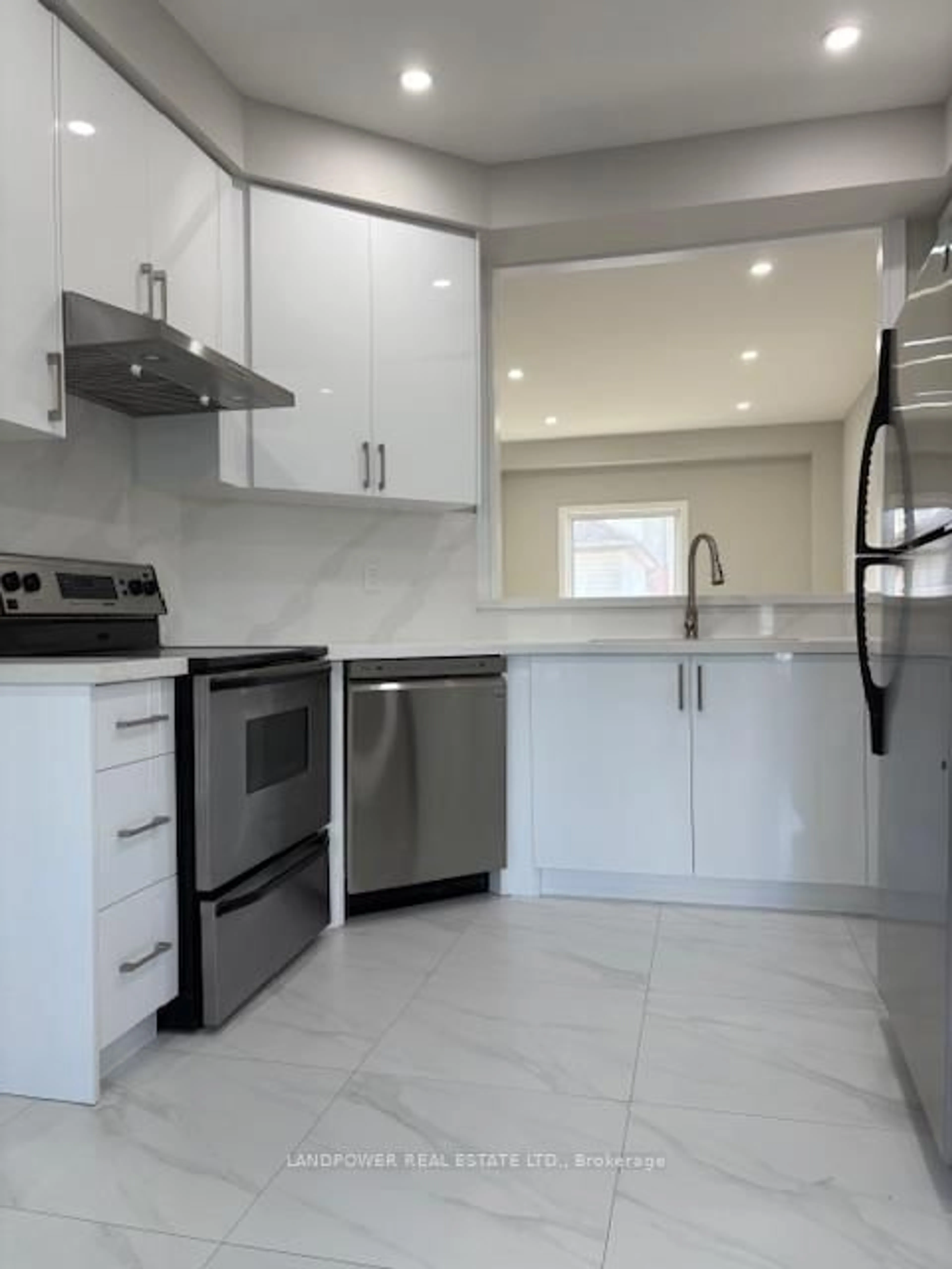 Standard kitchen, ceramic/tile floor for 447 Hollandview Tr, Aurora Ontario L4G 7N4