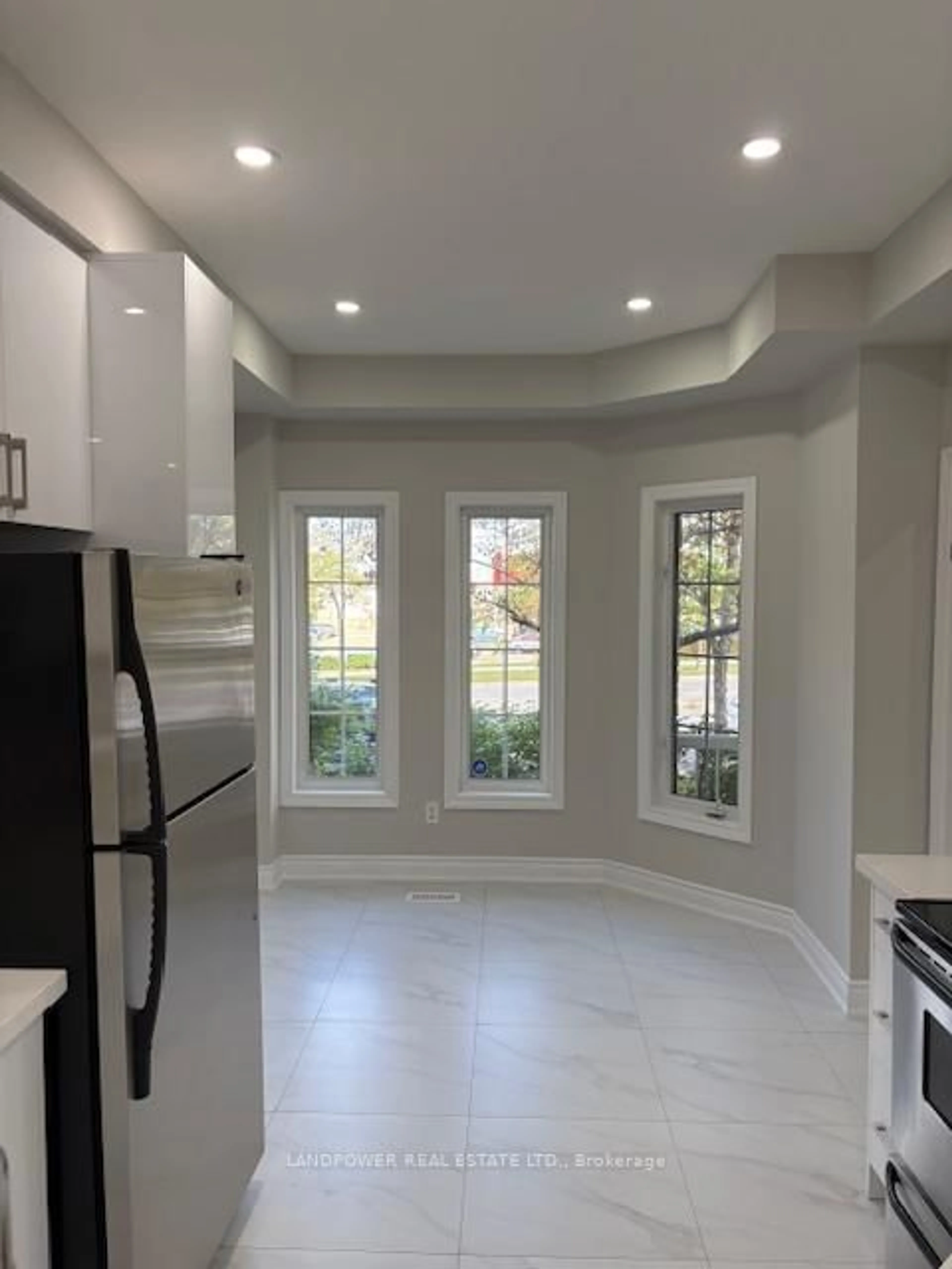 Open concept kitchen, ceramic/tile floor for 447 Hollandview Tr, Aurora Ontario L4G 7N4