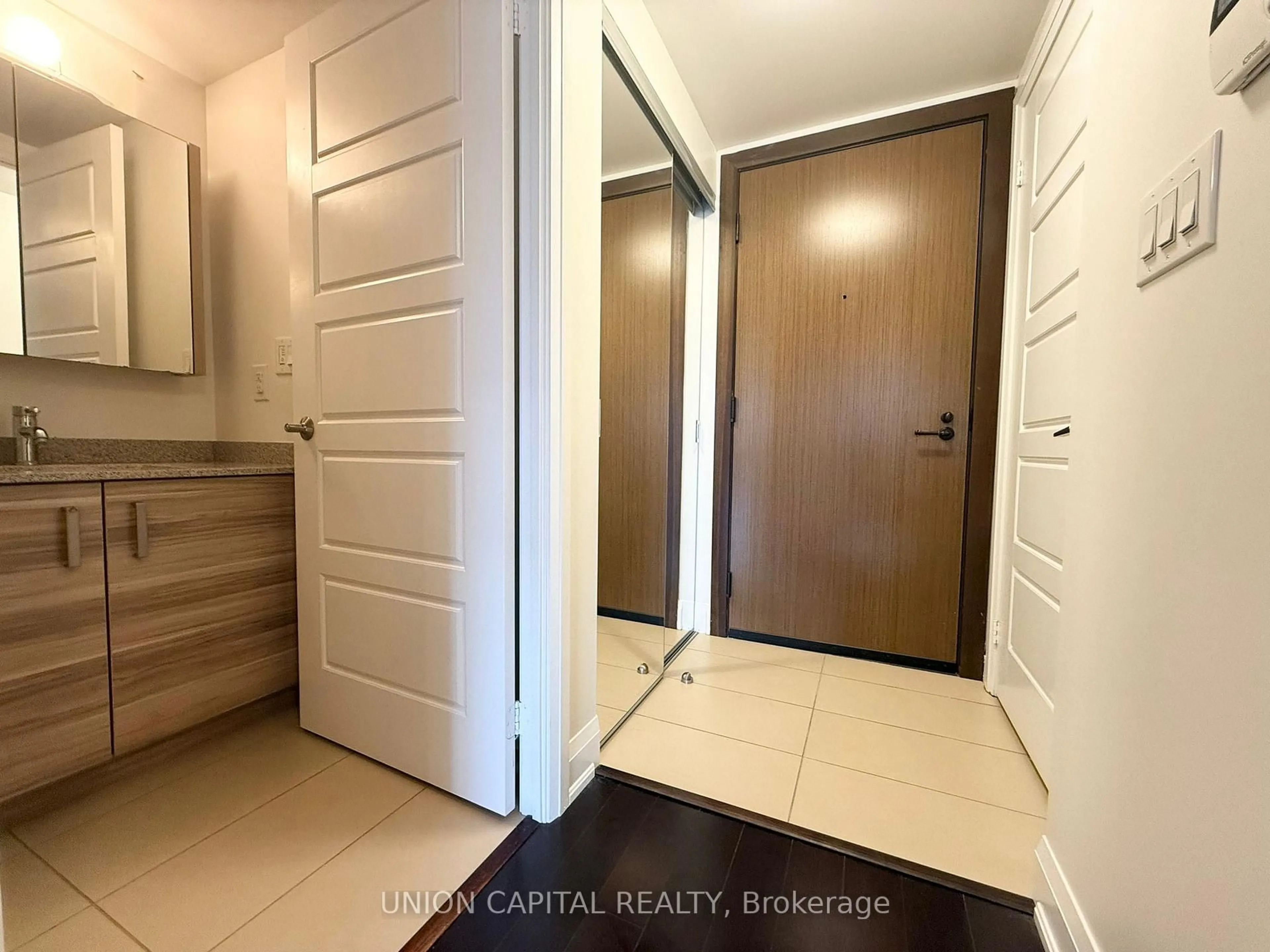 Indoor entryway for 8200 BIRCHMOUNT Rd #503, Markham Ontario L3R 9W1