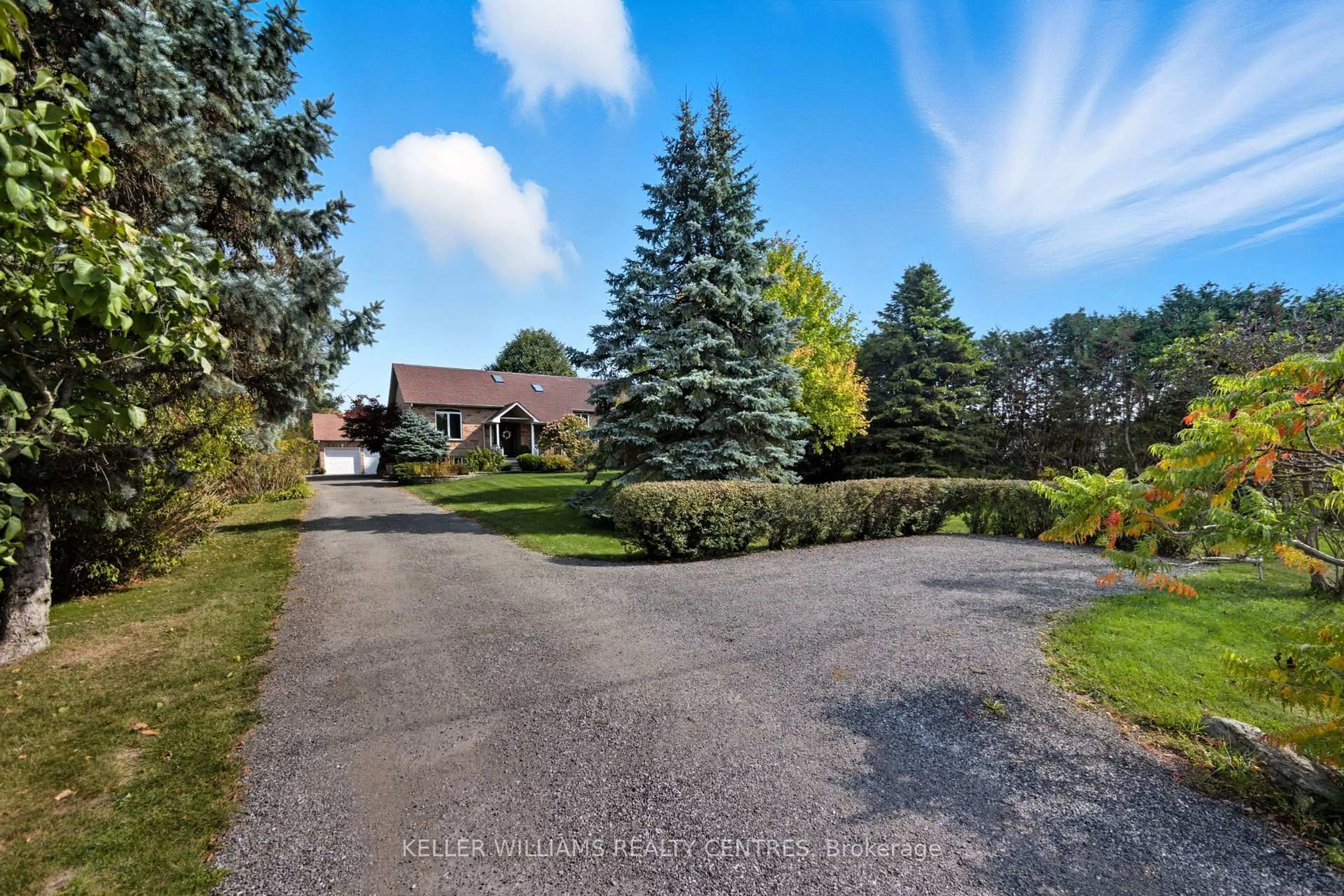 A pic from outside/outdoor area/front of a property/back of a property/a pic from drone, street for 20173 Bathurst St, East Gwillimbury Ontario L9N 1N3
