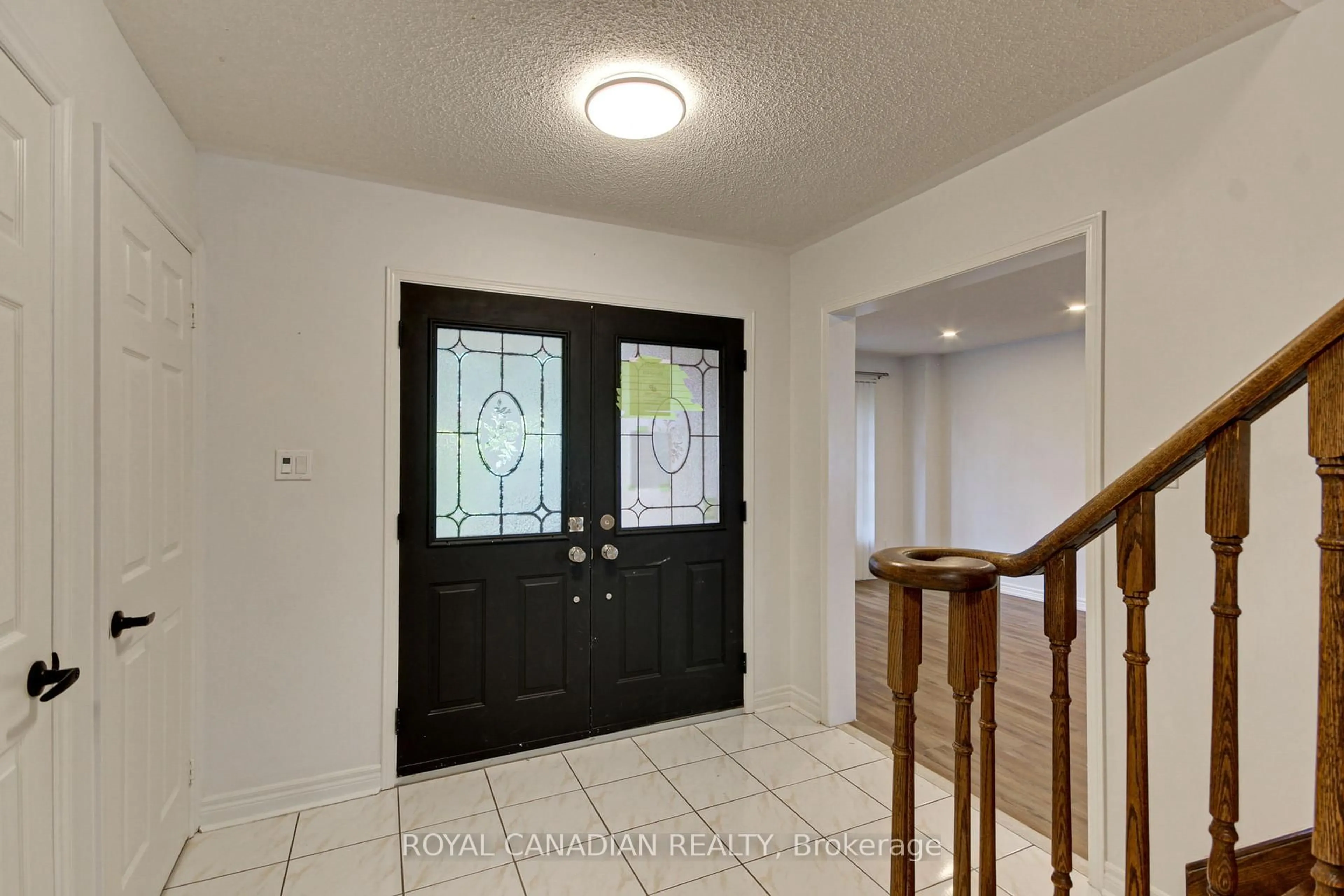 Indoor entryway for 175 RHODES Circ, Newmarket Ontario L3X 1V3