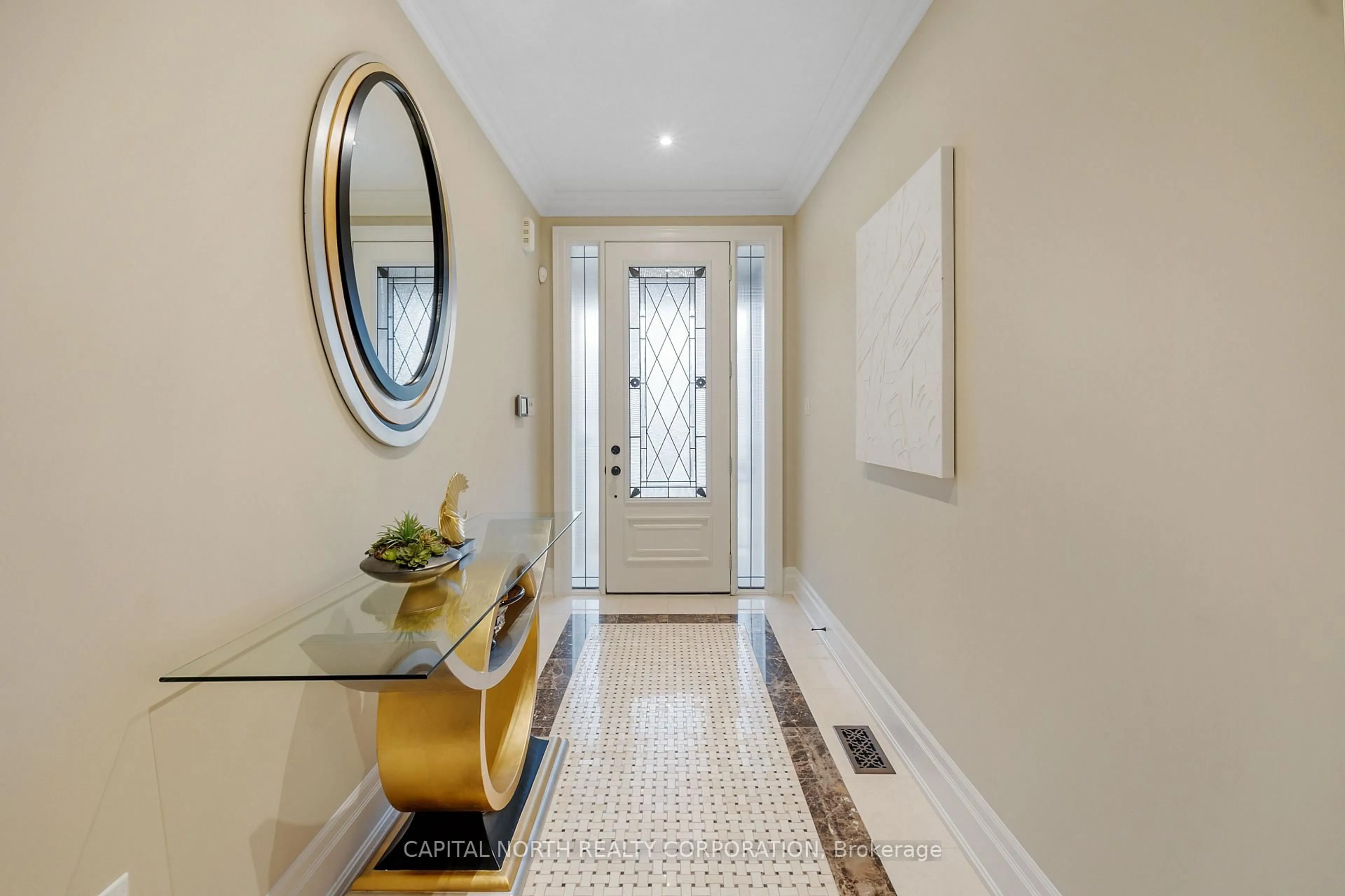 Indoor entryway for 230 King St, New Tecumseth Ontario L9R 0H6