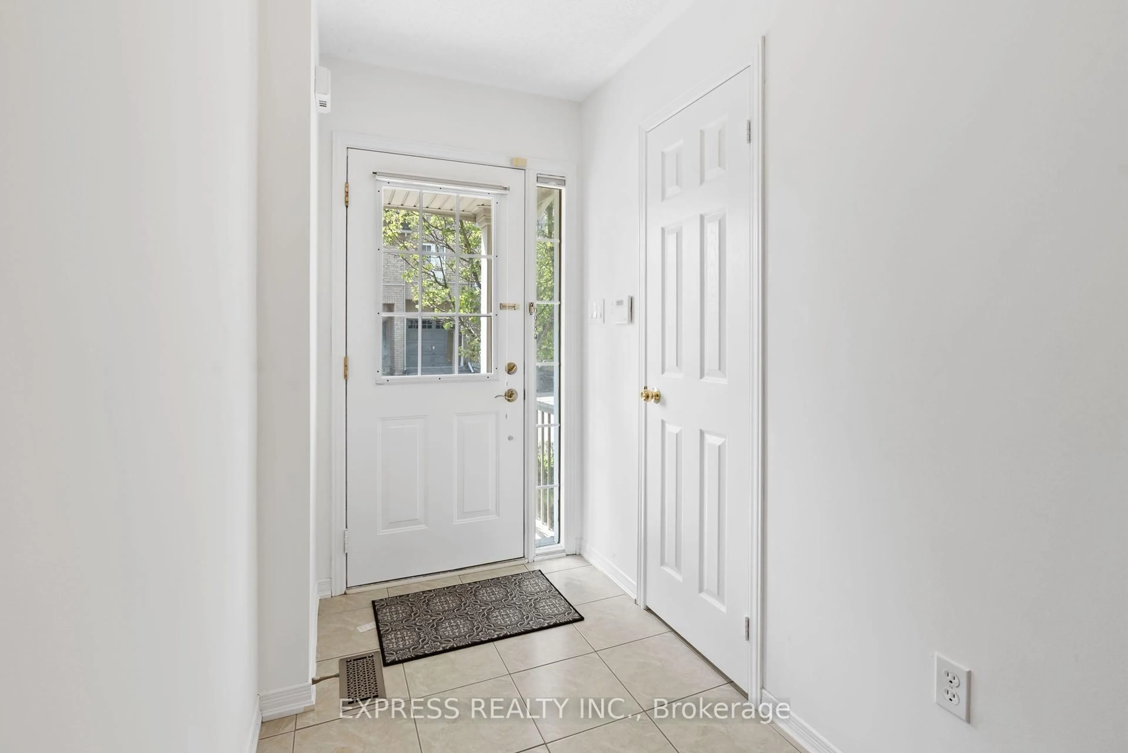 Indoor entryway for 104 Prince Charles Way, Markham Ontario L6C 0B5