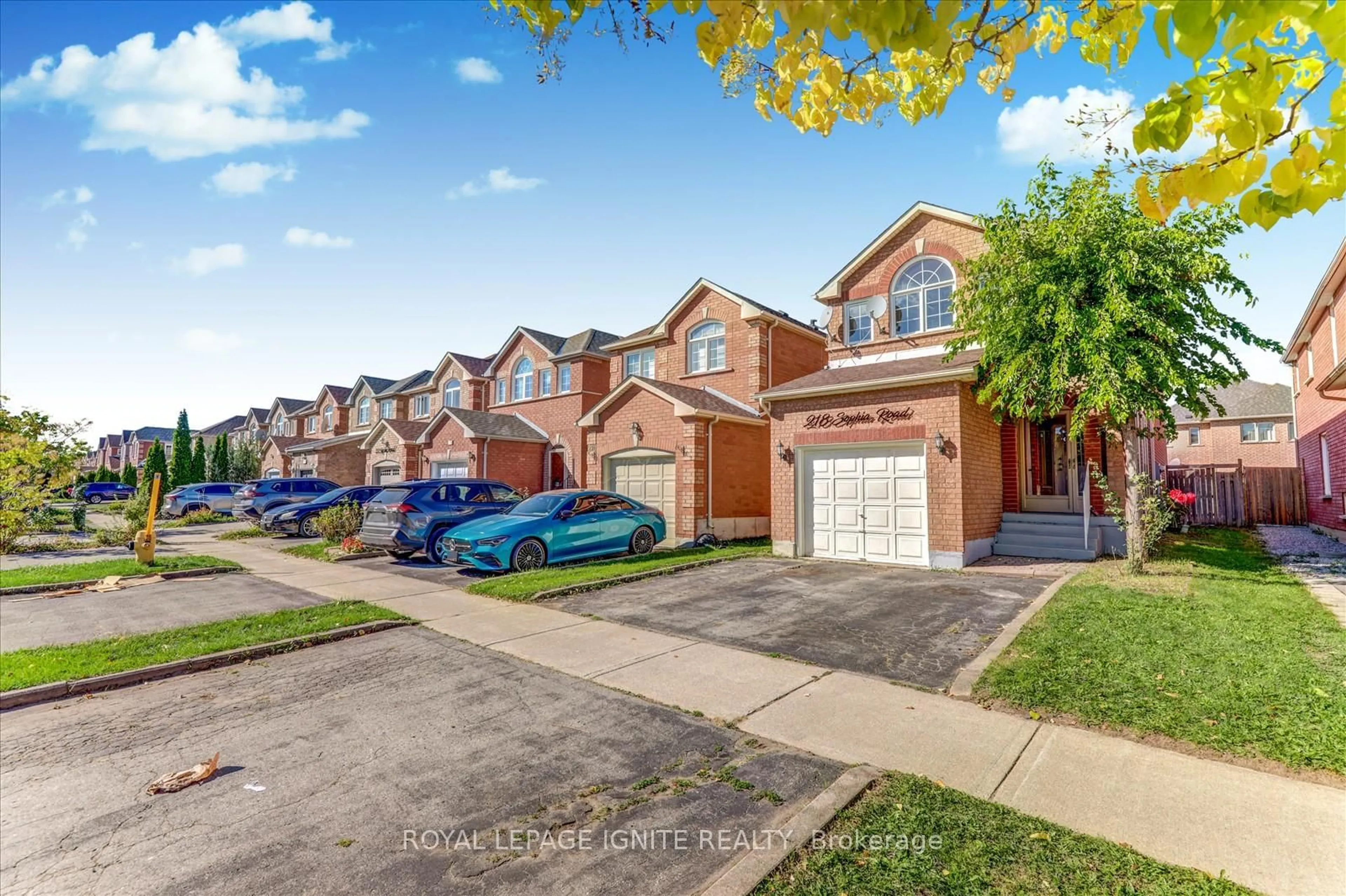 A pic from outside/outdoor area/front of a property/back of a property/a pic from drone, street for 218 Sophia Rd, Markham Ontario L3S 4C6