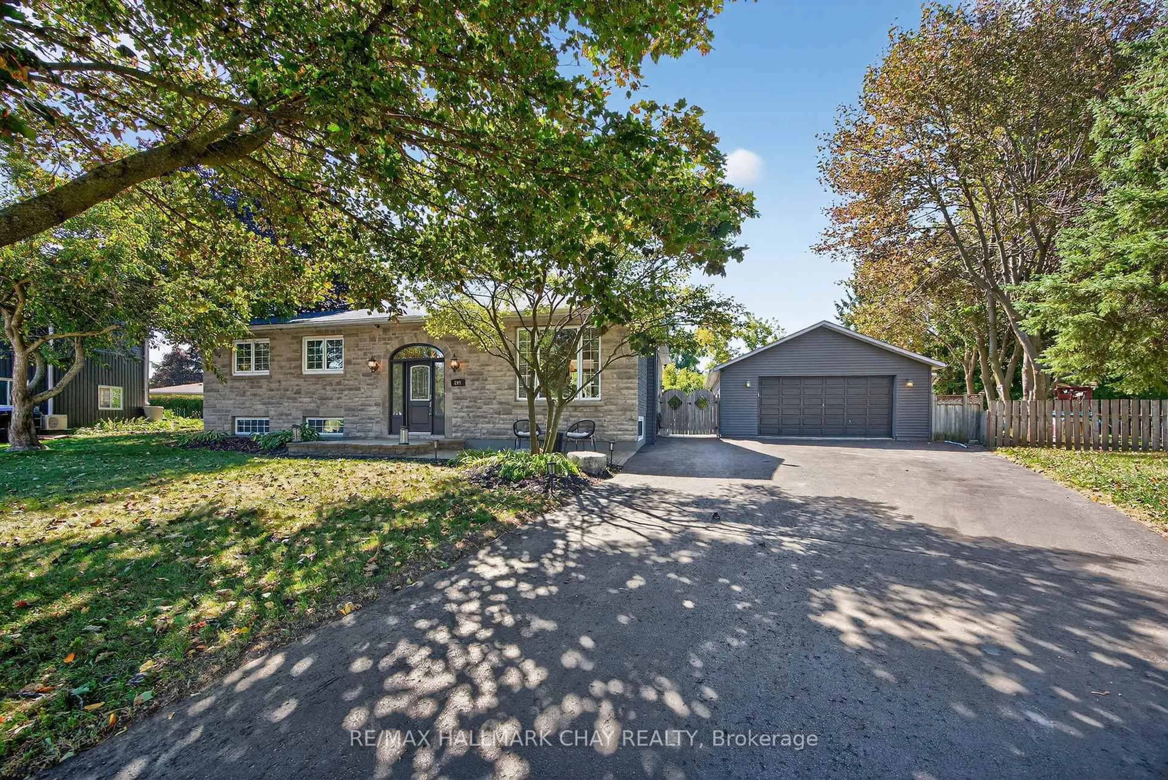 A pic from outside/outdoor area/front of a property/back of a property/a pic from drone, street for 209 Newholme Circ, Innisfil Ontario L9S 1E9