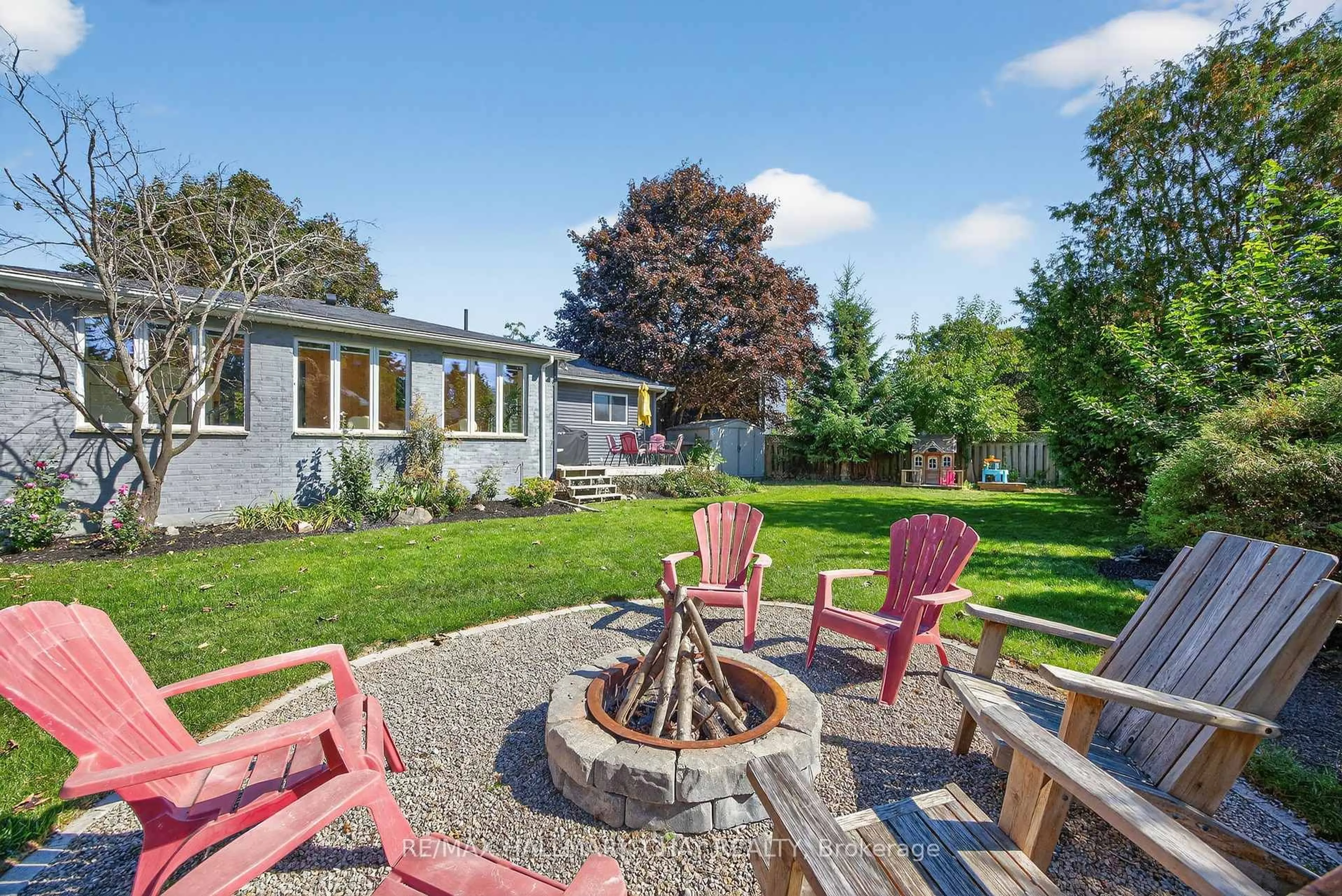 Patio, street for 209 Newholme Circ, Innisfil Ontario L9S 1E9