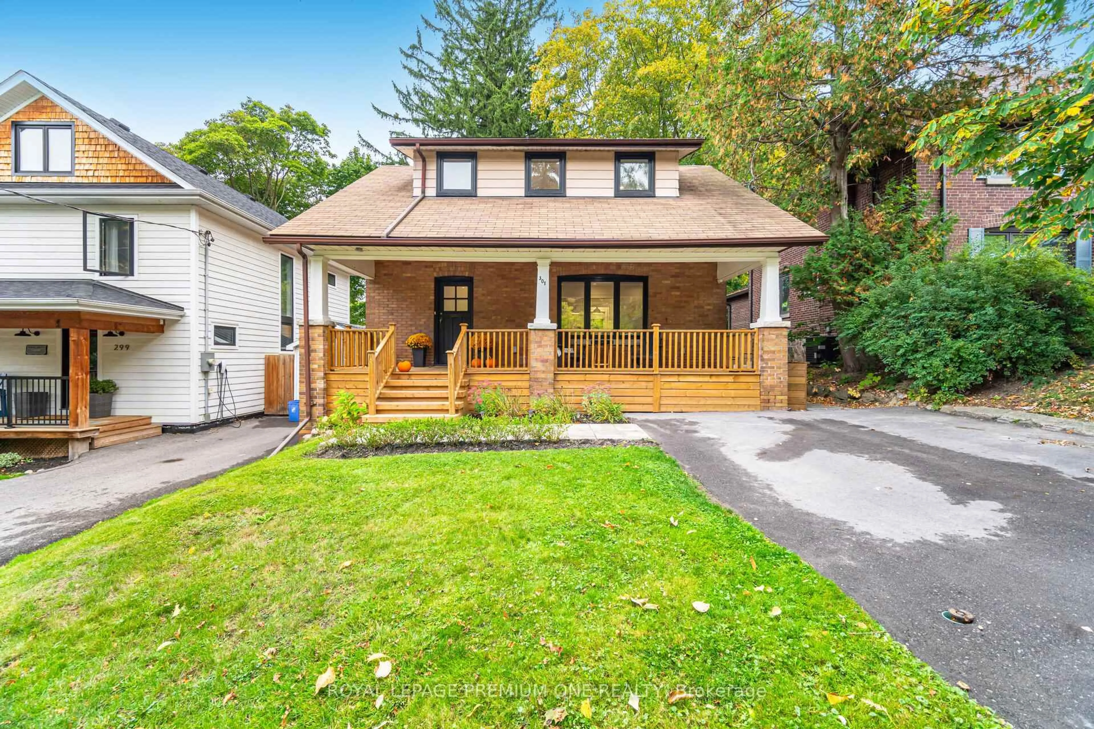 Home with vinyl exterior material, street for 301 Court St, Newmarket Ontario L3Y 3S6