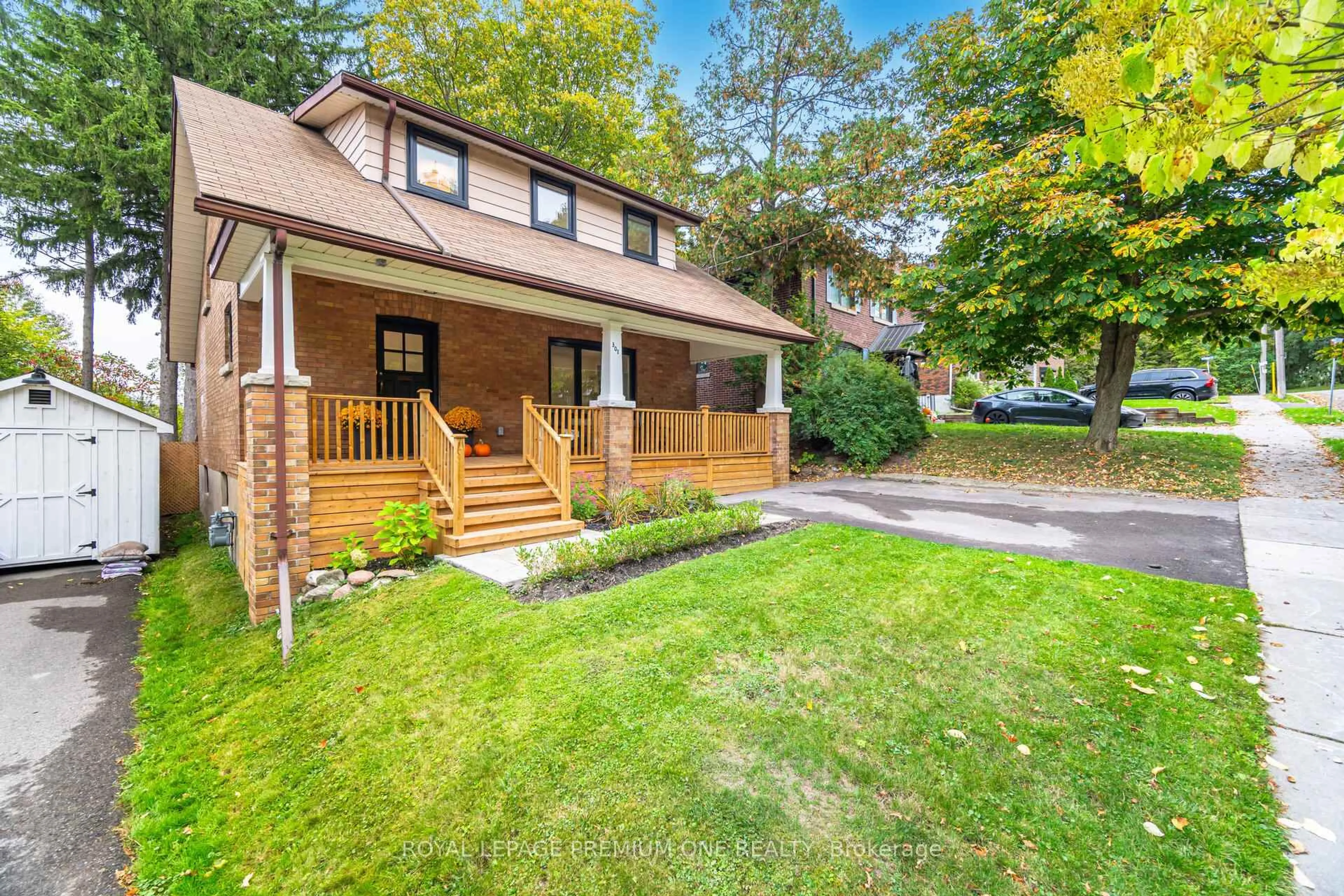 Home with brick exterior material, street for 301 Court St, Newmarket Ontario L3Y 3S6